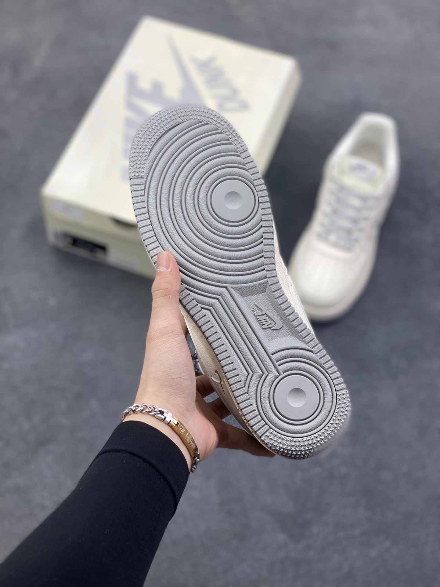 图片[5]-NIke Air Force 1 \’07 Low “NIKE——米灰满天星”空军一号 低帮 运动鞋 休闲鞋 折边针车 工艺难度大 原楦头原纸板 原装鞋盒 定制五金配件 内置全掌气垫 原厂鞋底 货号：XX3168-185 尺码：36 36.5 37.5 38 38.5 39 40 40.5 41 42 42.5 43 44 44.5 45-选品中心