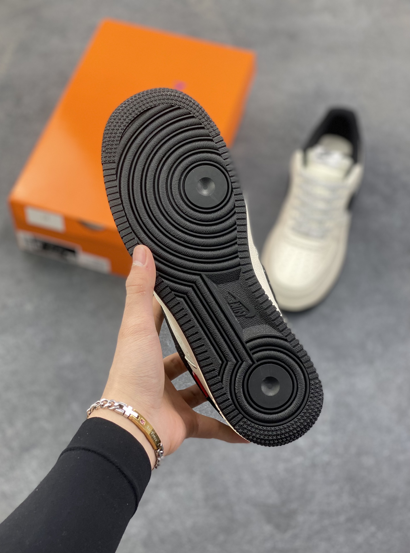 图片[5]-Nike Air Force 1 \’07 Low “LV联名——印花米黑红”空军一号 高端定制 低帮 运动鞋 休闲鞋 折边针车 工艺难度大 原楦头原纸板 原装鞋盒 定制五金配件 内置全掌气垫 原厂鞋底 货号：MZ9588-812 尺码：36 36.5 37.5 38 38.5 39 40 40.5 41 42 42.5 43 44 44.5 45-选品中心