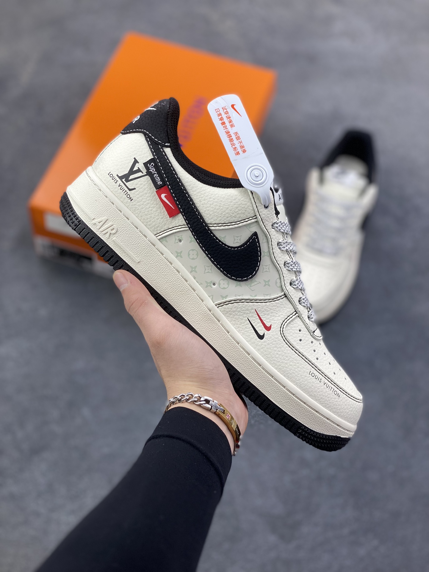 Nike Air Force 1 \’07 Low “LV联名——印花米黑红”空军一号 高端定制 低帮 运动鞋 休闲鞋 折边针车 工艺难度大 原楦头原纸板 原装鞋盒 定制五金配件 内置全掌气垫 原厂鞋底 货号：MZ9588-812 尺码：36 36.5 37.5 38 38.5 39 40 40.5 41 42 42.5 43 44 44.5 45-选品中心