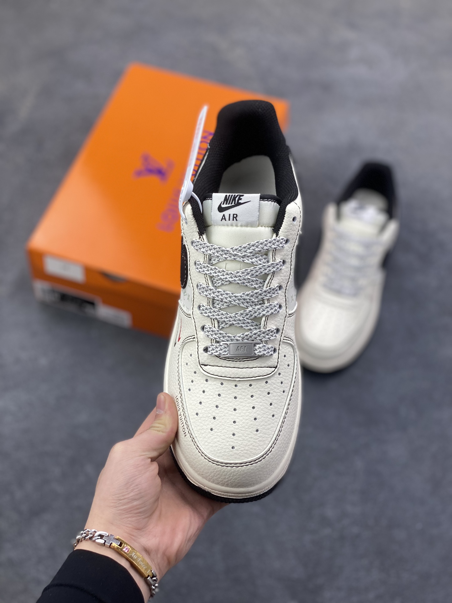 图片[2]-Nike Air Force 1 \’07 Low “LV联名——印花米黑红”空军一号 高端定制 低帮 运动鞋 休闲鞋 折边针车 工艺难度大 原楦头原纸板 原装鞋盒 定制五金配件 内置全掌气垫 原厂鞋底 货号：MZ9588-812 尺码：36 36.5 37.5 38 38.5 39 40 40.5 41 42 42.5 43 44 44.5 45-选品中心