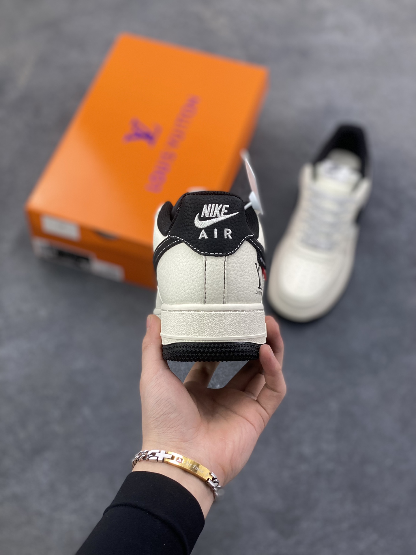 图片[4]-Nike Air Force 1 \’07 Low “LV联名——印花米黑红”空军一号 高端定制 低帮 运动鞋 休闲鞋 折边针车 工艺难度大 原楦头原纸板 原装鞋盒 定制五金配件 内置全掌气垫 原厂鞋底 货号：MZ9588-812 尺码：36 36.5 37.5 38 38.5 39 40 40.5 41 42 42.5 43 44 44.5 45-选品中心