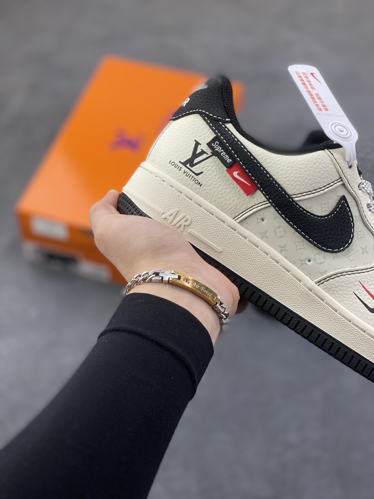 图片[6]-Nike Air Force 1 \’07 Low “LV联名——印花米黑红”空军一号 高端定制 低帮 运动鞋 休闲鞋 折边针车 工艺难度大 原楦头原纸板 原装鞋盒 定制五金配件 内置全掌气垫 原厂鞋底 货号：MZ9588-812 尺码：36 36.5 37.5 38 38.5 39 40 40.5 41 42 42.5 43 44 44.5 45-选品中心