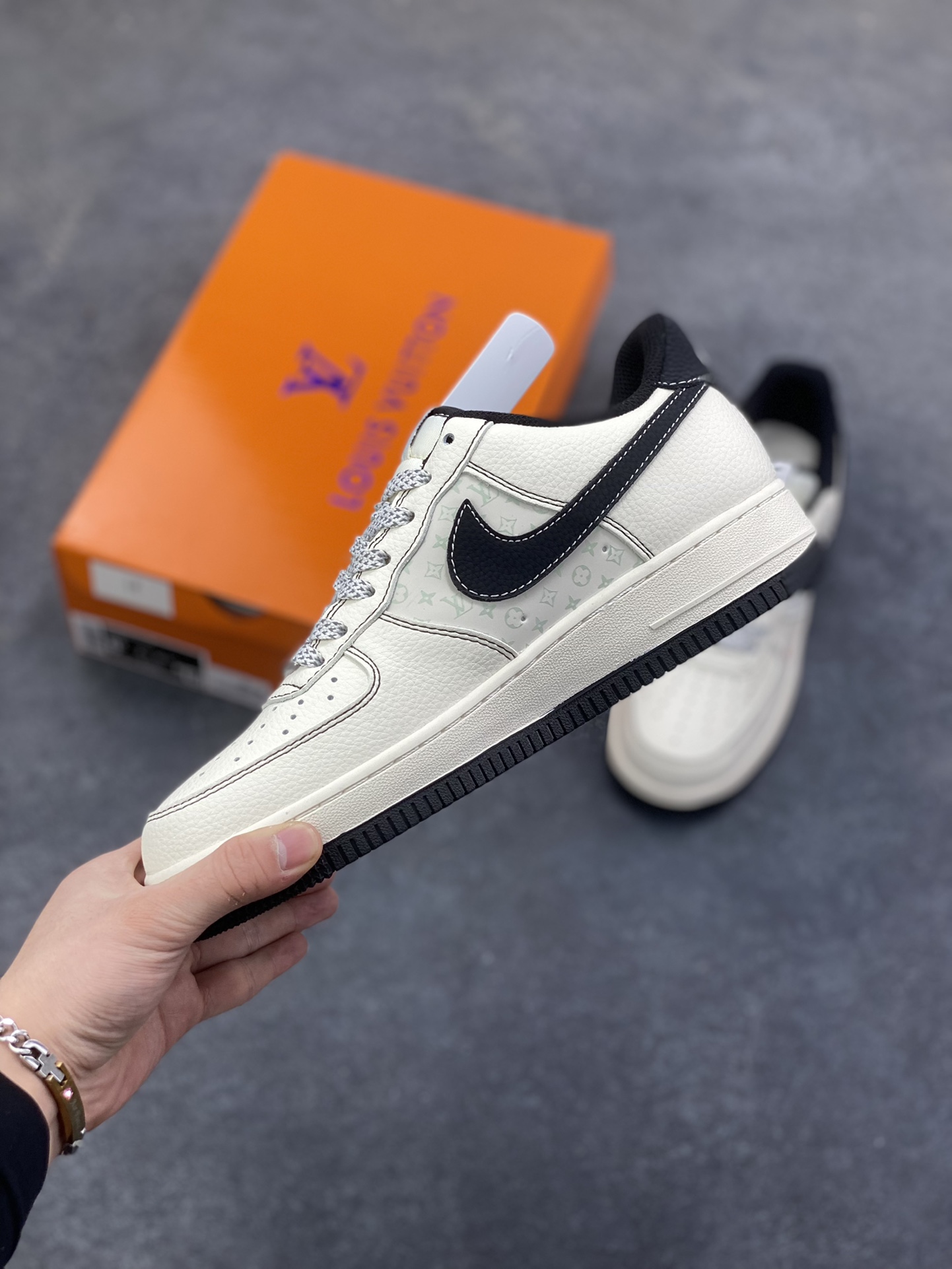 图片[3]-Nike Air Force 1 \’07 Low “LV联名——印花米黑红”空军一号 高端定制 低帮 运动鞋 休闲鞋 折边针车 工艺难度大 原楦头原纸板 原装鞋盒 定制五金配件 内置全掌气垫 原厂鞋底 货号：MZ9588-812 尺码：36 36.5 37.5 38 38.5 39 40 40.5 41 42 42.5 43 44 44.5 45-选品中心