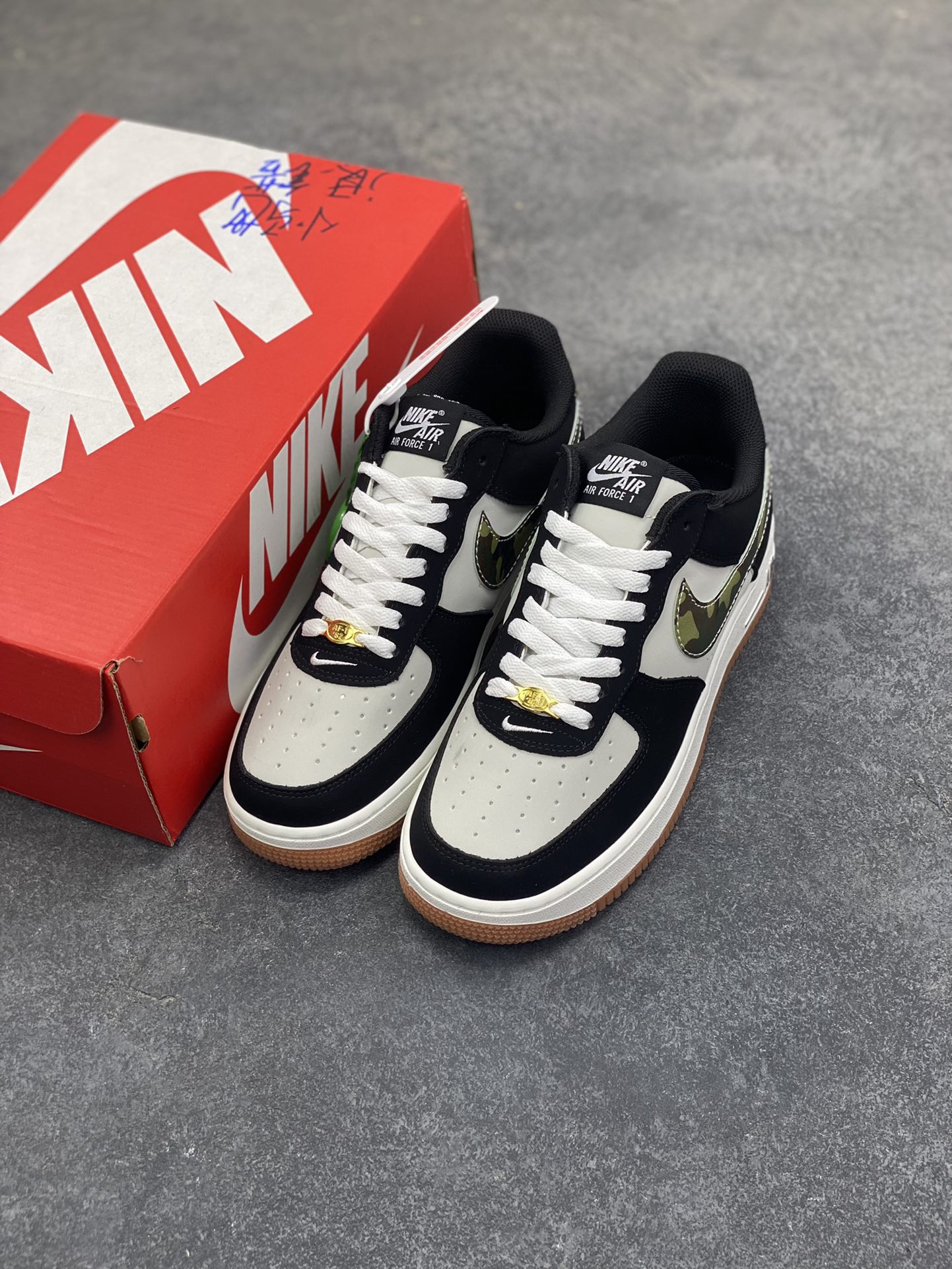 图片[8]-NK Air Force 1 空军一号 翻毛黑生胶 原楦头原纸板 打造纯正空军版型#专注外贸渠道 全掌内置蜂窝气垫 #原盒配件 原厂中底钢印、拉帮完美 货号：HQ1967-100 尺码：36 36.5 37.5 38 38.5 39 40 40.5 41 42 42.5 43 44 44.5 45-选品中心