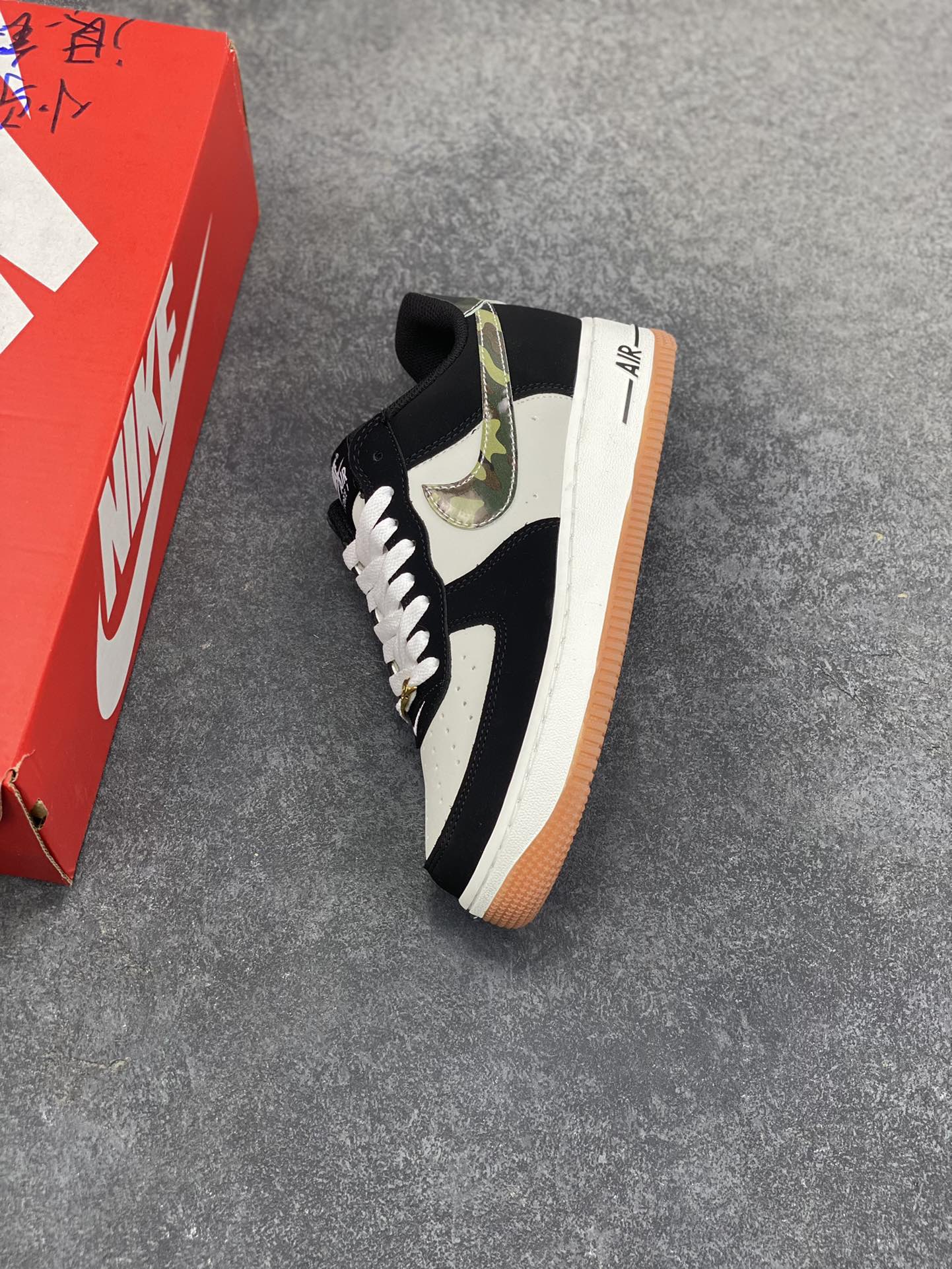 图片[7]-NK Air Force 1 空军一号 翻毛黑生胶 原楦头原纸板 打造纯正空军版型#专注外贸渠道 全掌内置蜂窝气垫 #原盒配件 原厂中底钢印、拉帮完美 货号：HQ1967-100 尺码：36 36.5 37.5 38 38.5 39 40 40.5 41 42 42.5 43 44 44.5 45-选品中心