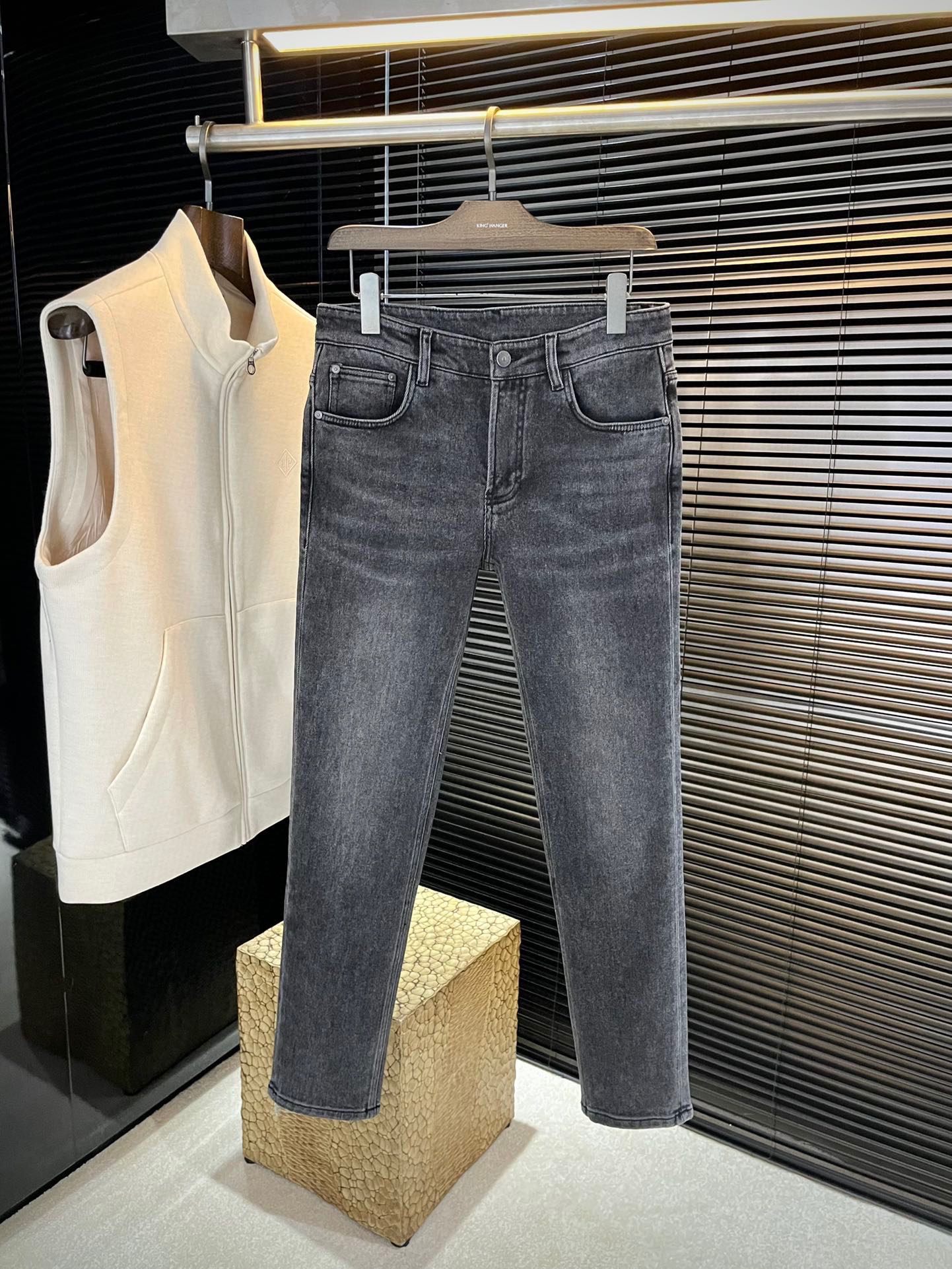 NO:598676,P miu miu 2025 autumn and winter new jeans Imported Italian high-definition denim fabric Fashionable and casual Regular fit Micro-elastic fabric The fabric is comfortable and soft, breaking the feel of conventional denim fabrics, not stuffy, and extremely comfortable. Casual and versatile, long-term washing does not deform, the upper body effect is excellent. Generous and elegant tailoring, the design is constantly innovating but always maintains a noble and elegant style and taste, interpreting fashion charm Small straight version Fashionable goods Counter size  29-38 (37),,miumiu,jeans,alexander wang19860909P  miu miu（缪缪）2025秋冬新款牛仔裤 进口意大利高定牛仔面料 时尚休闲 常规版型 微弹力面料 面料舒适柔软,突破常规牛仔的面料手感,不闷热,舒适感极佳.随意百搭 久洗不变形 上身效果极佳.大方优雅的剪裁,设计不断创新却始终保持着高贵优雅的风格和品位 演绎时尚魅惑 版型小直筒 时尚佳品 专柜码数 29-38（37）,,miumiu,jeans,alexander wang,Men's clothing