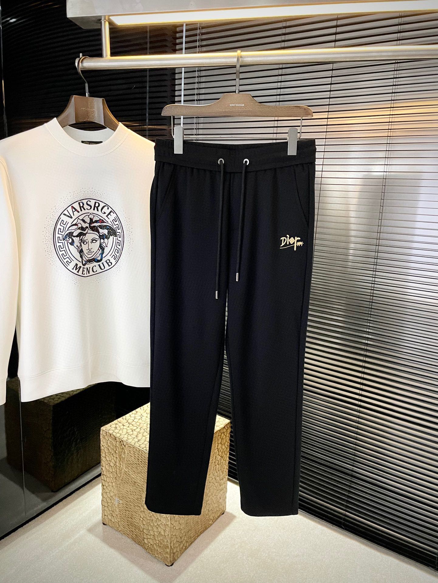 NO:598678,P Dio-(Dior) 2025 new autumn style, the latest casual pants in the counter. The original trousers are casual and versatile, with a casual and lazy style. The original imported polyester fabric is customized. The fabric is comfortable, with a strong sense of quality, and the upper body effect is excellent. The comfort is overwhelming. The brand pattern is embroidered and embellished. The embroidery is fine and restored one to one... High-end atmosphere, the ultimate product in quality. Is there a taste of autumn? The first choice for autumn casual pants. Everyone must enter... Size number  29-38 (37) purchasing agent level, dior, dior, alexander wang19860909P  Dio-（迪奥）2025秋季新款,专柜最新休闲裤.原版裤型上身休闲百搭、随性慵懒范,定制原版进口涤纶面料 面料舒适,品质感极强,上身效果极佳 舒适感爆棚. 品牌图案刺绣点缀 刺绣精细,一比一还原…高端大气,品质中的臻品 秋天的的味道有没有,秋季休闲裤首选 .人手必入……码数 29-38（37）代购级别,,dior,dior,alexander wang,Men's clothing