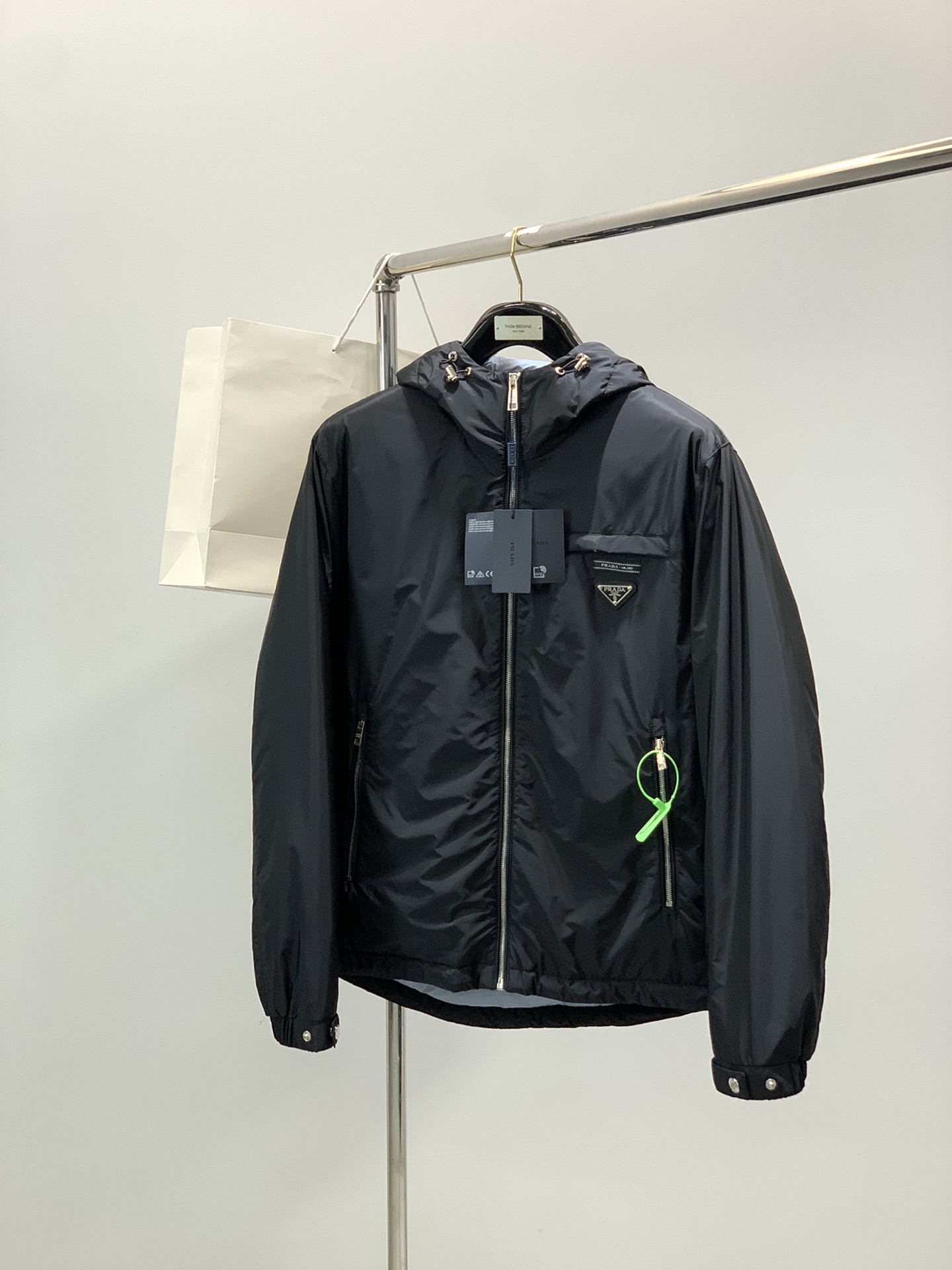 NO:598742,, PRADA, 2025 winter latest products, available at counters simultaneously, fashionable and casual hooded down jacket, imported original fabrics, extremely complicated workmanship, the only channel that can be used as a purchasing agent, top-grade rubber printing technology letter pattern logo, original hardware accessories decoration, extremely high-grade, comfortable and versatile, handsome and stylish upper body, size M-3XL,, prada, prada, down jacket, hats, alexander wang19860909,PRADA 普拉达,2025冬季最新品,专柜同步有售,时尚休闲连帽羽绒服,进口原版面料,做工极为复杂,唯一可以做代购级别的渠道狠货,顶级印胶工艺字母图案logo,原版五金辅料装饰,档次极高,舒适百搭,上身帅气有型,码数M-3XL,,prada,prada,down jacket,hats,alexander wang,Men's clothing