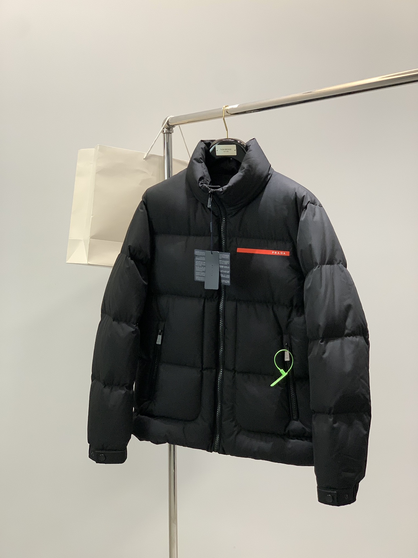 NO:611012,, PRADA, 2025 winter latest products, available at counters simultaneously, fashionable casual down jacket, imported original fabrics, extremely complex workmanship, the only channel that can be used as a purchasing agent, top-grade rubber printing technology letter pattern logo, original hardware accessories decoration, extremely high-grade, comfortable and versatile, handsome and stylish upper body, size M-3XL,, prada, prada, down jacket, alexander wang19860909,PRADA 普拉达,2025冬季最新品,专柜同步有售,时尚休闲羽绒服,进口原版面料,做工极为复杂,唯一可以做代购级别的渠道狠货,顶级印胶工艺字母图案logo,原版五金辅料装饰,档次极高,舒适百搭,上身帅气有型,码数M-3XL,,prada,prada,down jacket,alexander wang,Men's clothing