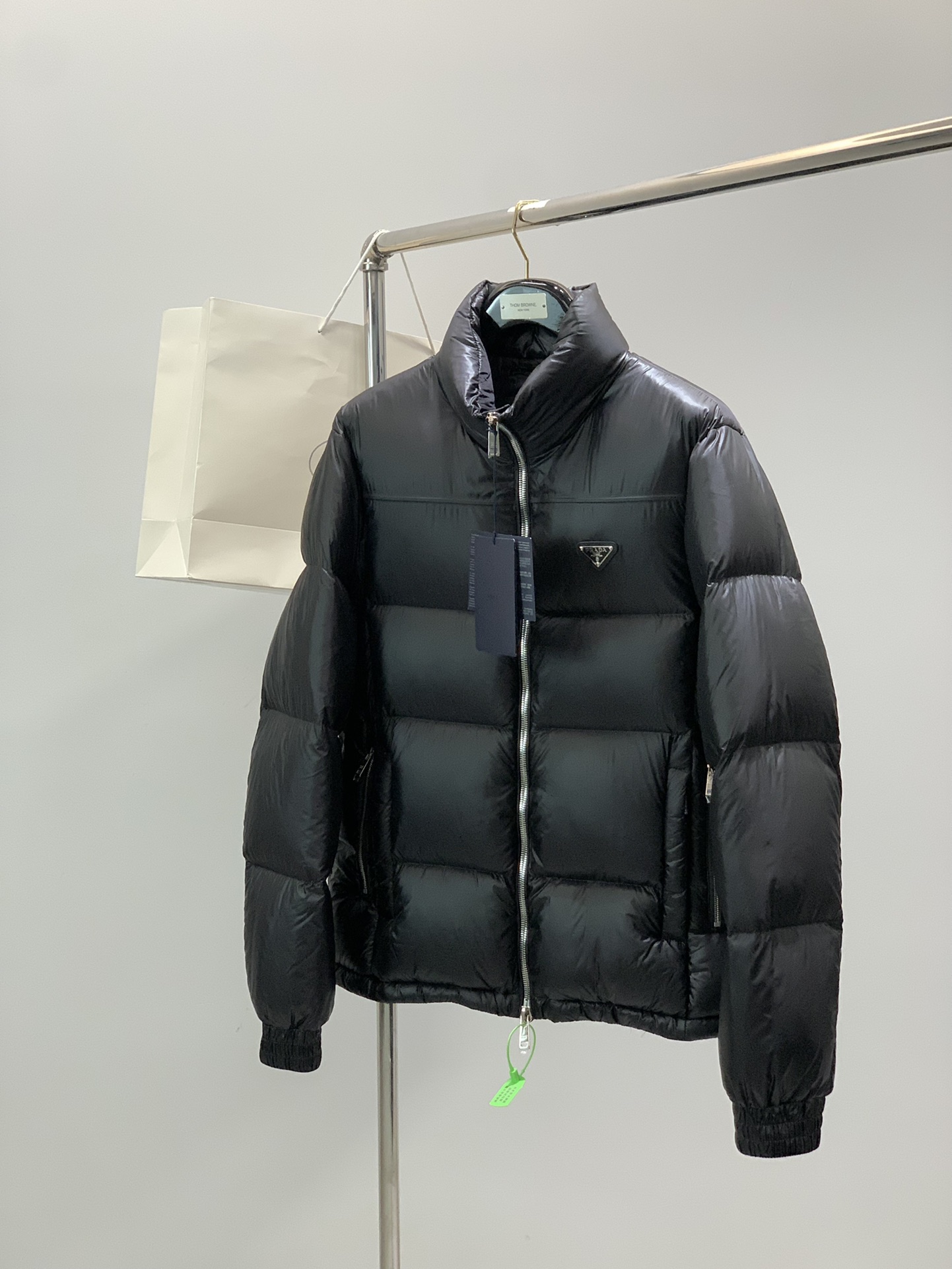 NO:611017,, PRADA, 2025 winter latest products, available at counters simultaneously, fashionable casual down jacket, imported original fabrics, extremely complex workmanship, the only channel that can be used as a purchasing agent, top-grade rubber printing technology letter pattern logo, original hardware accessories decoration, extremely high-grade, comfortable and versatile, handsome and stylish upper body, size M-3XL,, prada, prada, down jacket, alexander wang19860909,PRADA 普拉达,2025冬季最新品,专柜同步有售,时尚休闲羽绒服,进口原版面料,做工极为复杂,唯一可以做代购级别的渠道狠货,顶级印胶工艺字母图案logo,原版五金辅料装饰,档次极高,舒适百搭,上身帅气有型,码数M-3XL,,prada,prada,down jacket,alexander wang,Men's clothing