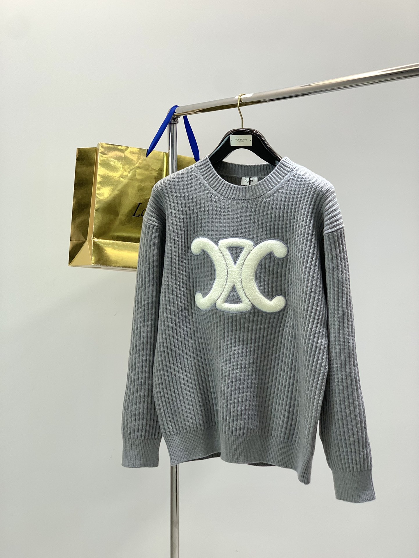 NO:598746,, Celine Celine, 2025 autumn and winter new products, available at counters at the same time, original goods, fashionable and casual round neck long-sleeved knitted sweater, using imported original fabrics, top embroidery crafts letter pattern logo, consistently high-standard production, skin-friendly and breathable, ready-to-wear including texture is very good, fashionable and handsome upper body, complete three labels, 3 colors recommended, size M-2Xl,,celine,sweaters,alexander wang19860909,Celine 瑟琳,2025秋冬新品,专柜同步有售,原单狠货,时尚休闲圆领长袖针织毛衣,采用进口原版面料,顶级刺绣工艺字母图案logo,一贯的高规格出品,亲肤透气,成衣包括质感都非常好,上身时尚帅气,三标齐全,3色推荐,码数M-2Xl,,celine,sweaters,alexander wang,Men's clothing