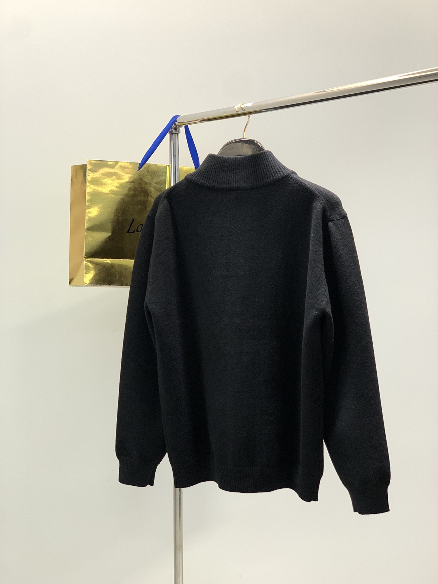 ，意大利神狮，时尚品牌，秋冬新品，时尚休闲针织开衫毛衣，专柜同步有售，原单狠货，采用进口原版面料，独特设计，配色高雅高级