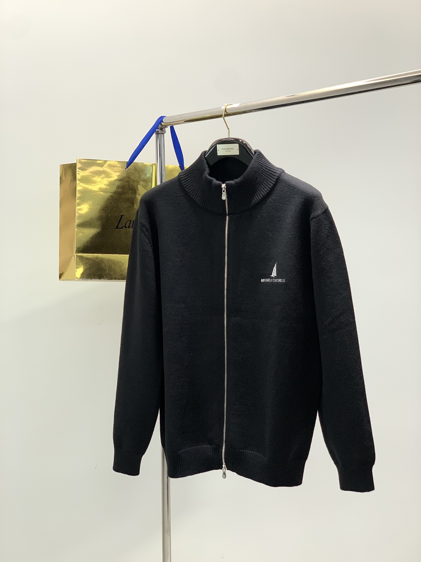 NO:643930,, Italian Divine Lion, fashion brand, new autumn and winter products, fashionable casual knitted cardigan sweaters, available at counters, original goods, imported original fabrics, unique design, elegant and advanced color matching, remarkable interior details, top-notch embroidery technology letter pattern logo, extremely high grade, comfortable and breathable, handsome upper body, 5 colors recommended, size M-3XL,, sweaters, alexander wang19860909,意大利神狮,时尚品牌,秋冬新品,时尚休闲针织开衫毛衣,专柜同步有售,原单狠货,采用进口原版面料,独特设计,配色高雅高级,内里细节可圈可点,顶级刺绣工艺字母图案logo,档次极高,舒适透气,上身帅气,5色推荐,码数M-3XL,,sweaters,alexander wang,Men's clothing