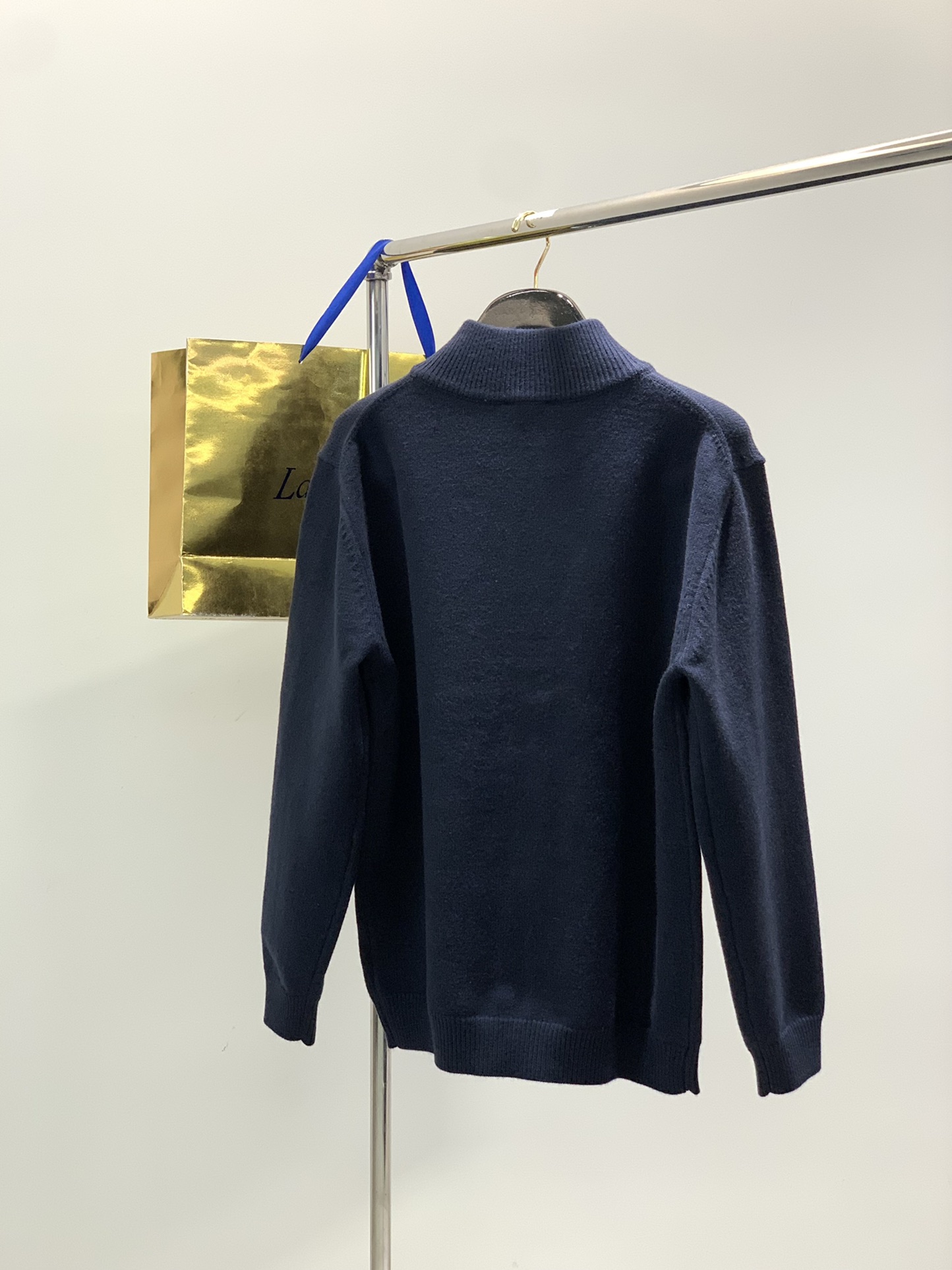 ，意大利神狮，时尚品牌，秋冬新品，时尚休闲针织开衫毛衣，专柜同步有售，原单狠货，采用进口原版面料，独特设计，配色高雅高级
