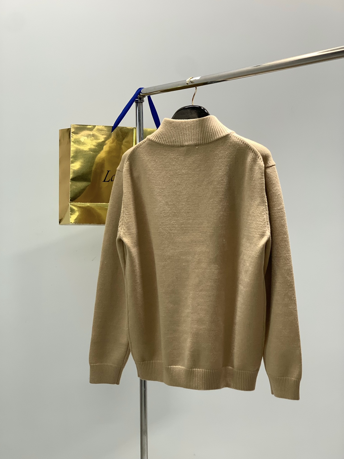 ，意大利神狮，时尚品牌，秋冬新品，时尚休闲针织开衫毛衣，专柜同步有售，原单狠货，采用进口原版面料，独特设计，配色高雅高级
