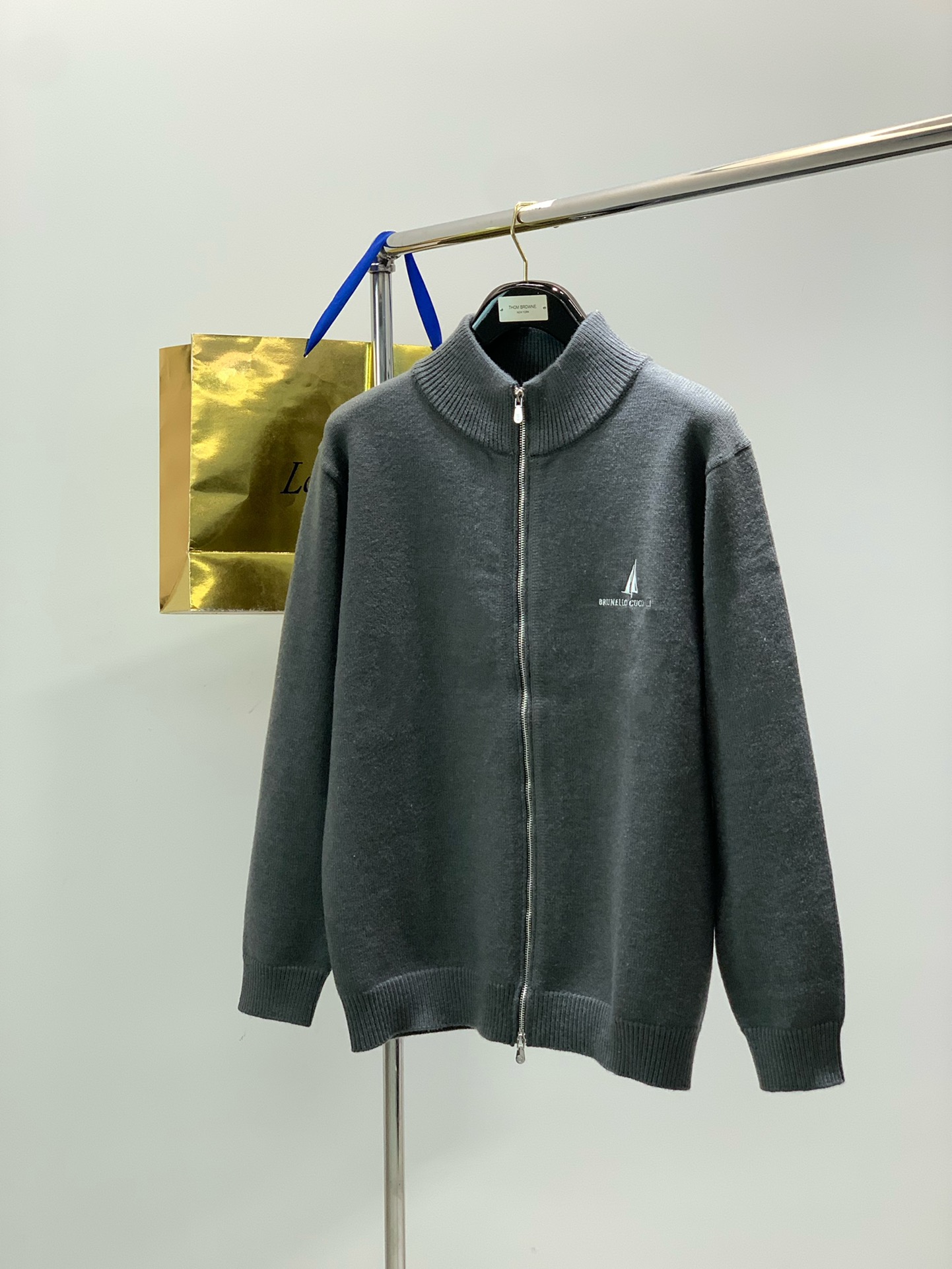 ，意大利神狮，时尚品牌，秋冬新品，时尚休闲针织开衫毛衣，专柜同步有售，原单狠货，采用进口原版面料，独特设计，配色高雅高级