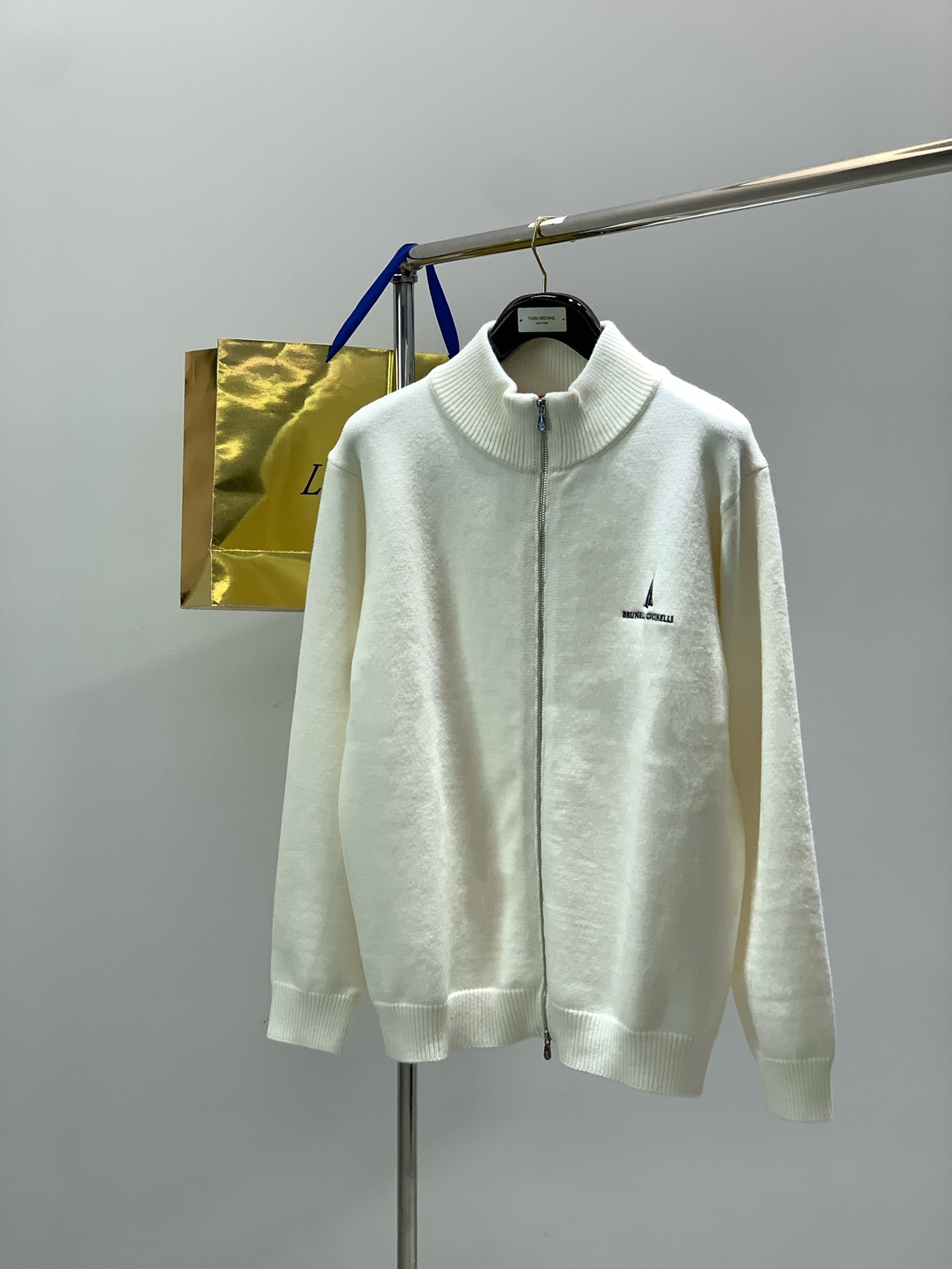 ，意大利神狮，时尚品牌，秋冬新品，时尚休闲针织开衫毛衣，专柜同步有售，原单狠货，采用进口原版面料，独特设计，配色高雅高级