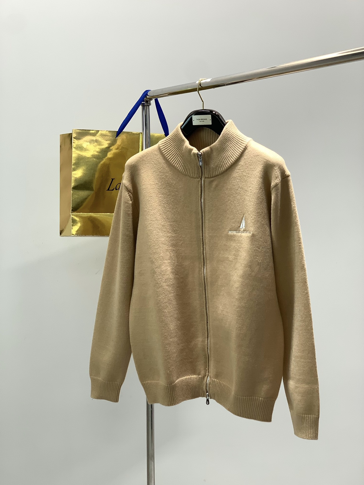 ，意大利神狮，时尚品牌，秋冬新品，时尚休闲针织开衫毛衣，专柜同步有售，原单狠货，采用进口原版面料，独特设计，配色高雅高级