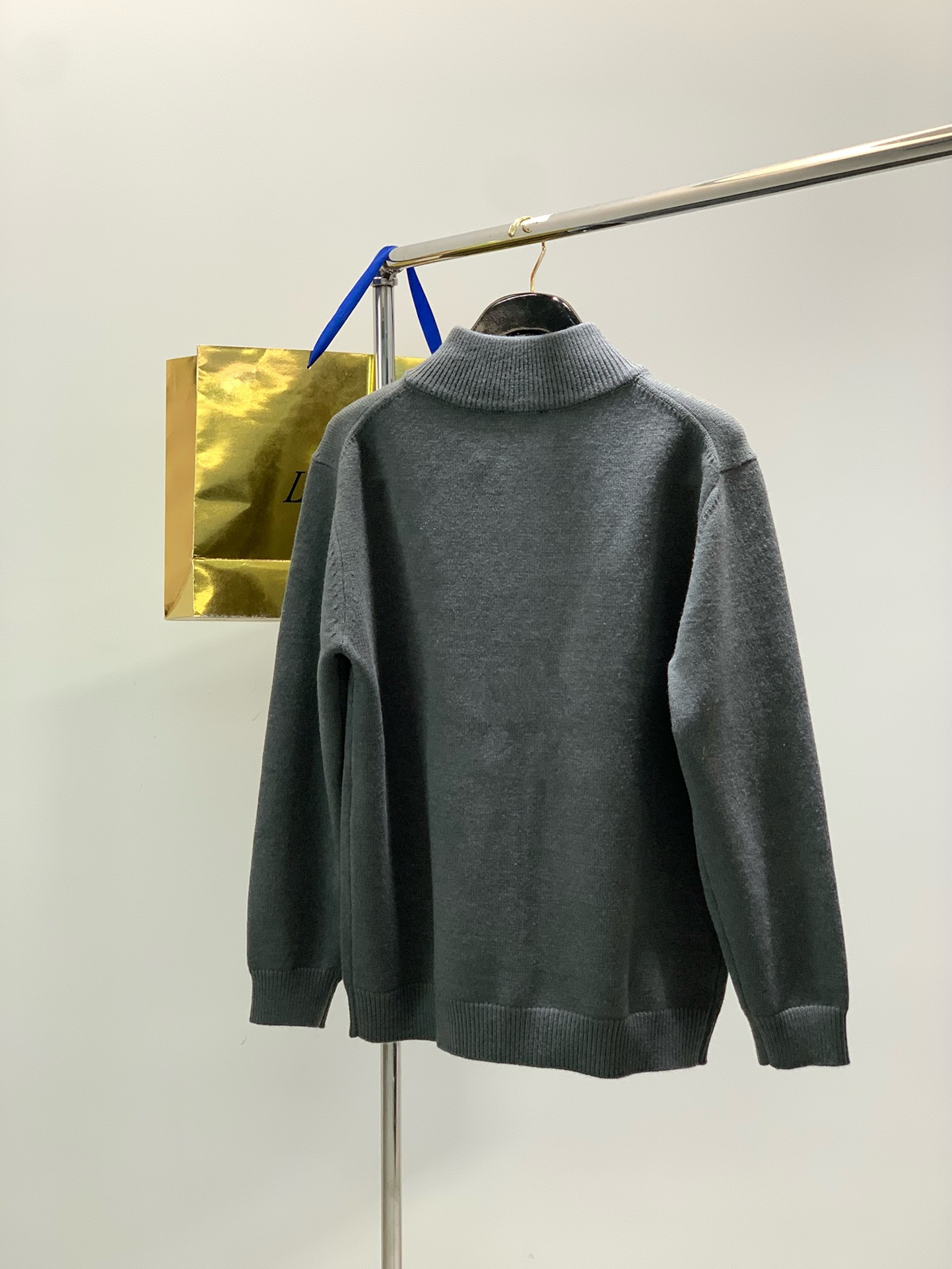 ，意大利神狮，时尚品牌，秋冬新品，时尚休闲针织开衫毛衣，专柜同步有售，原单狠货，采用进口原版面料，独特设计，配色高雅高级