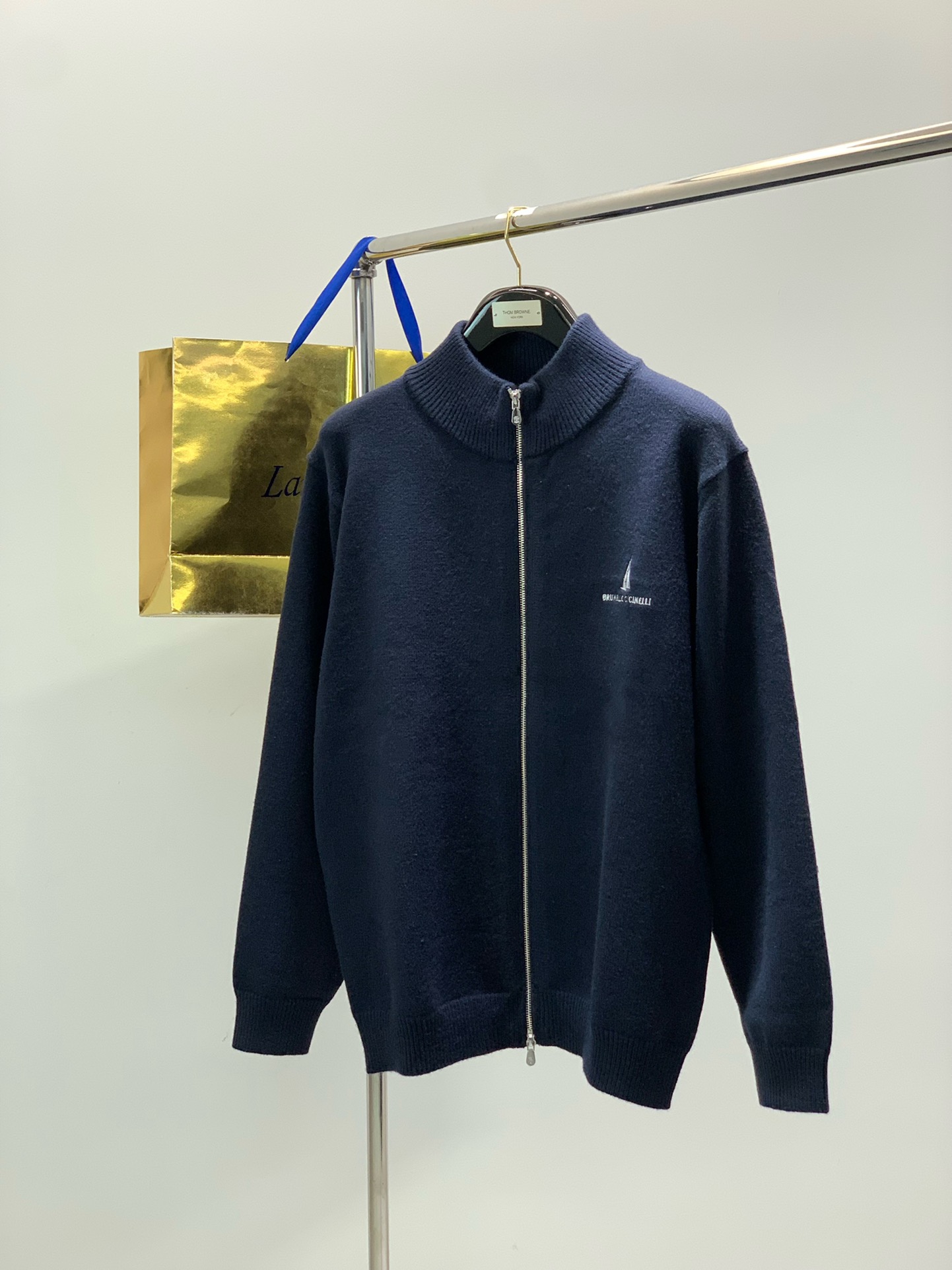 ，意大利神狮，时尚品牌，秋冬新品，时尚休闲针织开衫毛衣，专柜同步有售，原单狠货，采用进口原版面料，独特设计，配色高雅高级