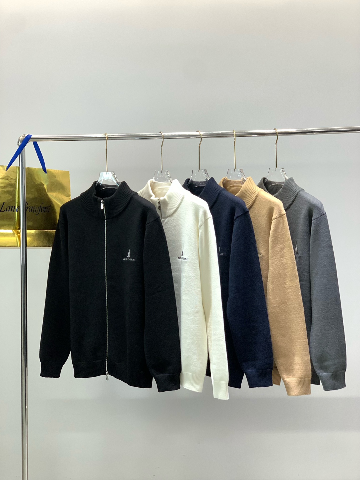 ，意大利神狮，时尚品牌，秋冬新品，时尚休闲针织开衫毛衣，专柜同步有售，原单狠货，采用进口原版面料，独特设计，配色高雅高级