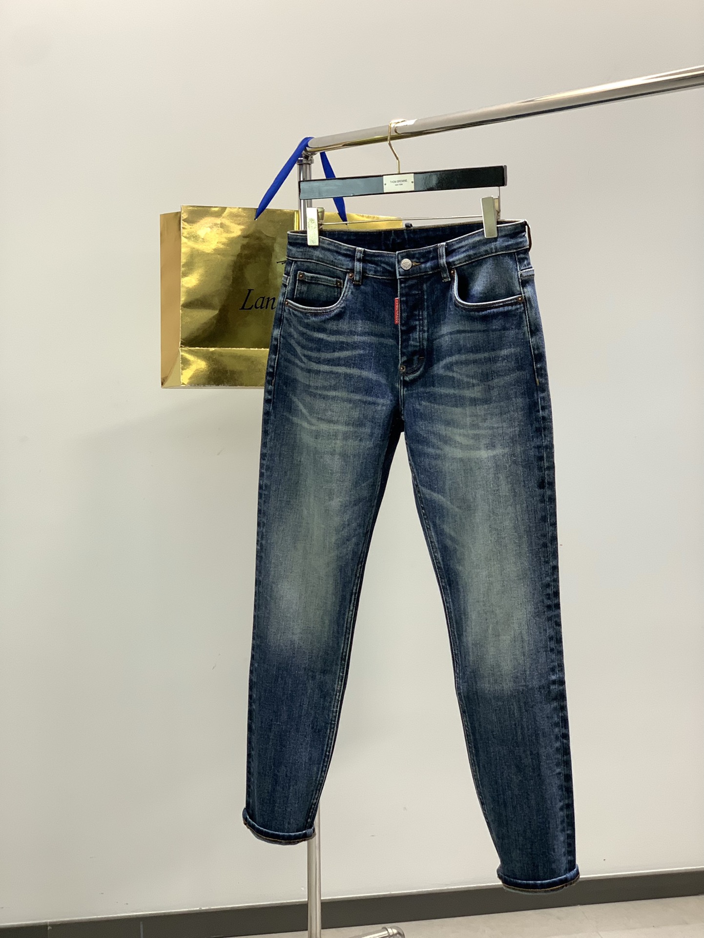 NO:611003,, DSQUARED2 D Quadratic, 2025SS autumn latest product, available at counters simultaneously, original goods, original washed casual denim shorts, y version is super correct, top jacquard craft letter pattern decorative logo, original hardware accessories decoration, full of vitality, counter quality, super handsome upper body, code number 29-38,, shorts, alexander wang19860909,DSQUARED2 D二次方,2025SS秋季最新品,专柜同步有售,原单狠货,原版水洗休闲牛仔短裤,y版型超正,顶级提花工艺字母图案装饰logo,原版五金辅料装饰,活力十足,专柜品质,上身超帅气,码数29-38,,shorts,alexander wang,Men's clothing