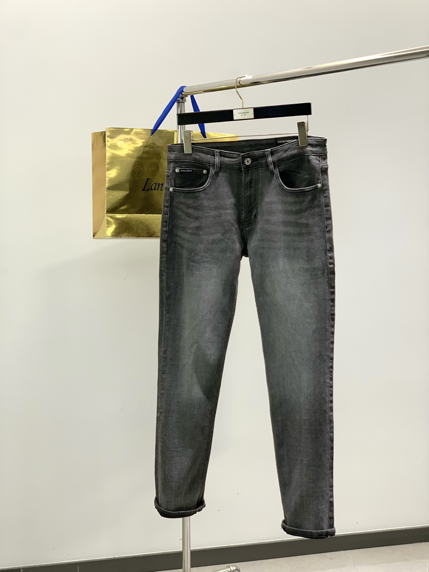 NO:611008,,DOLCE&GABBANA  Dolce & Gabbana, the latest autumn 2025 product, available at the official website counter simultaneously, original order, super stylish jeans, customized original washed denim fabric, top embroidery technology letter pattern logo, original hardware accessories decoration, unique design style, extremely  One of the best jeans, the materials and craftsmanship are extremely luxurious and exquisite, the grade is very high, the upper body is handsome and stylish, the size is 29-38,,Dolce&Gabbana,Dolce&Gabbana,jeans,alexander  wang19860909,DOLCE&GABBANA 杜嘉班纳,2025秋季最新品,官网专柜同步有售,原单狠货,超级有范儿的一款牛仔裤,定制原版水洗牛仔面料,顶级刺绣工艺字母图案logo,原版五金辅料装饰,独特设计风格,极为翘楚的一款牛仔裤,用料与工艺都极致奢华精湛,档次极高,上身帅气有型,码数29-38,,Dolce&Gabbana,Dolce&Gabbana,jeans,alexander wang,Men's clothing