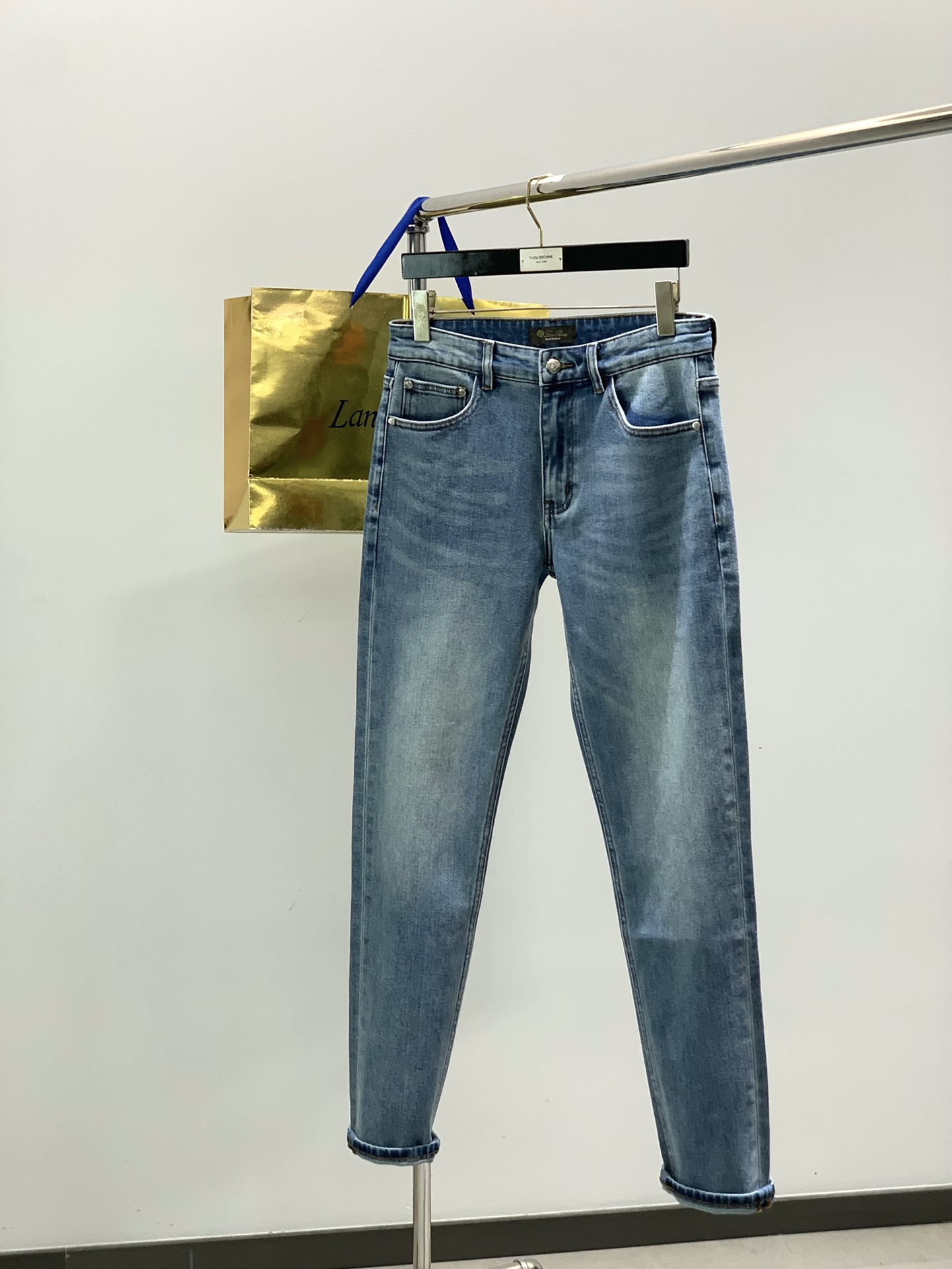 NO:611020,, LP (Loro Piana), the latest product for autumn 2025, available at counters at the same time, original goods, fashionable casual jeans, made of imported original fabrics, exquisite embroidery crafts letter pattern decoration logo, original hardware accessories decoration, extremely high grade, comfortable and versatile, and the upper body is very handsome!  Code number 29-38,,loro piana,loro piana,jeans,alexander wang19860909,LP(Loro Piana ),2025秋季最新品,专柜同步有售,原单狠货,时尚休闲牛仔裤,采用进口原版面料,精致刺绣工艺字母图案装饰logo,原版五金辅料装饰,档次极高,舒适百搭,上身帅气十足！码数29-38,,loro piana,loro piana,jeans,alexander wang,Men's clothing