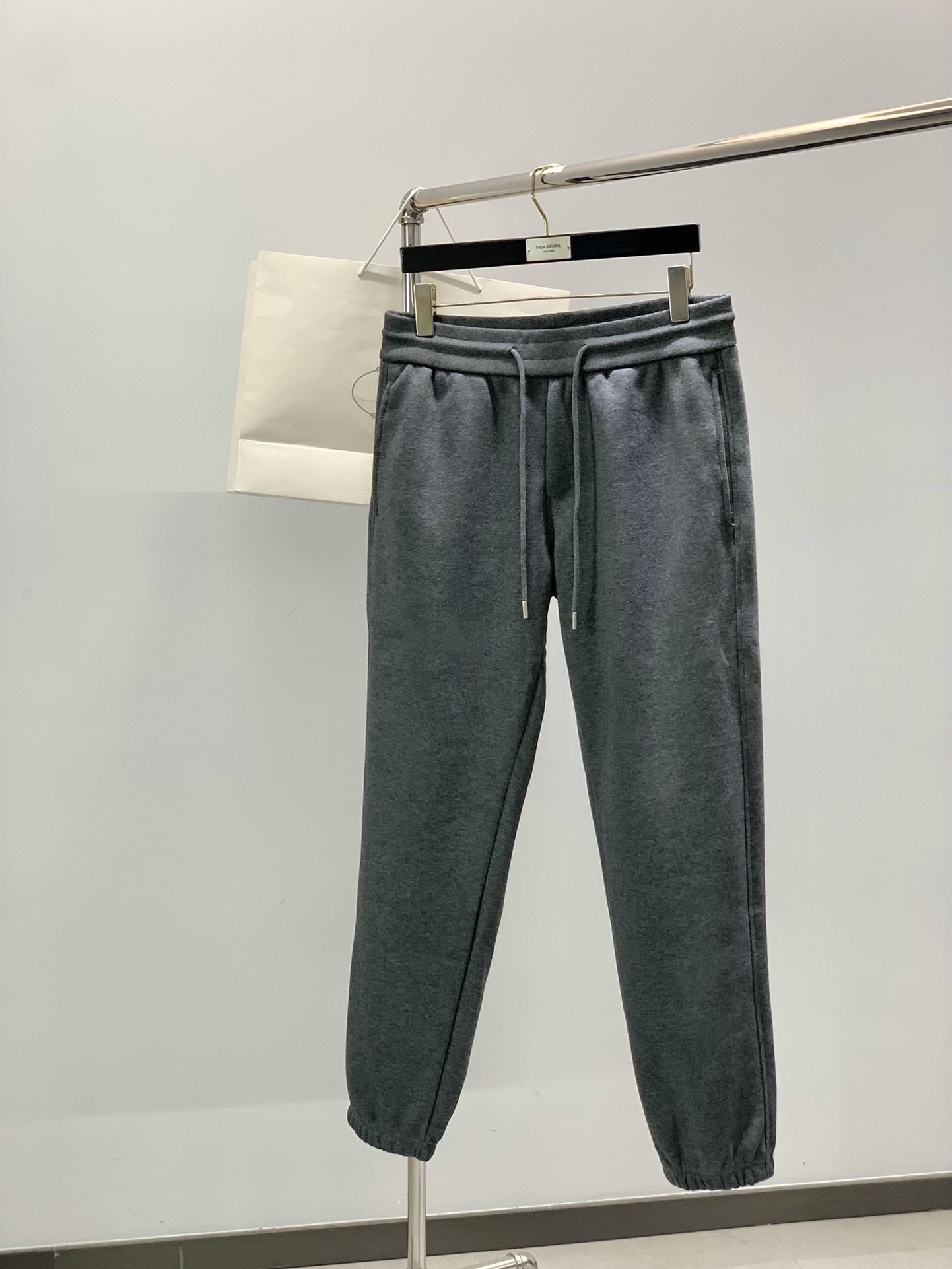 NO:611013,, PRADA, the latest winter product of 2025, available at counters simultaneously, fashionable casual velvet trousers, imported original fabrics, extremely complex workmanship, the only channel that can be used as a purchasing agent, top-notch glue printing letter pattern logo, original hardware accessories decoration, extremely high-grade, comfortable and versatile, handsome and stylish upper body, 2 colors recommended, size S-2XL,, prada, prada, alexander wang19860909,PRADA 普拉达,2025冬季最新品,专柜同步有售,时尚休闲绒长裤,进口原版面料,做工极为复杂,唯一可以做代购级别的渠道狠货,顶级印胶工艺字母图案logo,原版五金辅料装饰,档次极高,舒适百搭,上身帅气有型,2色推荐,码数S-2XL,,prada,prada,alexander wang,Men's clothing