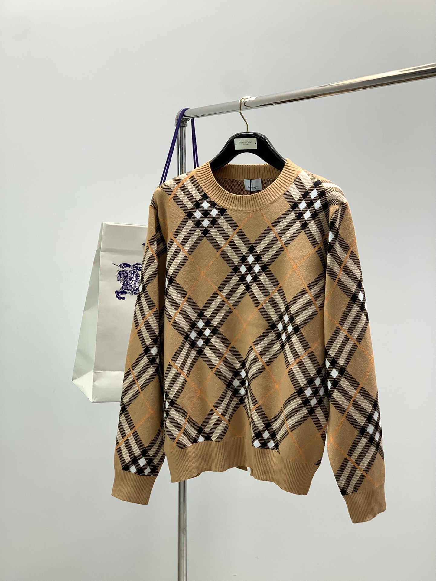 NO:598759,, Burberry, 2025 autumn and winter latest products, available at counters simultaneously, original goods, fashionable and casual knitted crew neck sweater, imported original fabrics, the upper body is comfortable and breathable, top knitting technology letter pattern decoration logo, extremely high grade, comfortable and versatile, the upper body is handsome, 2 colors recommended, size S-2XL size clothing length/CM bust/CM shoulder width/CM sleeve length/CM S701125549  M721165750 L741205951 XL761246152 2XL781286353,,burberry,burberry,sweaters,alexander wang19860909,Burberry 巴宝莉,2025秋冬最新品,专柜同步有售,原单狠货,时尚休闲针织圆领毛衣,进口原版面料,上身舒适透气,顶级针织工艺字母图案装饰logo,档次极高,舒适百搭,上身帅气十足,2色推荐,码数Ｓ－2XL 尺码衣长/CM胸围/CM肩宽/CM袖长/CM S701125549 M721165750 L741205951 XL761246152 2XL781286353,,burberry,burberry,sweaters,alexander wang,Men's clothing