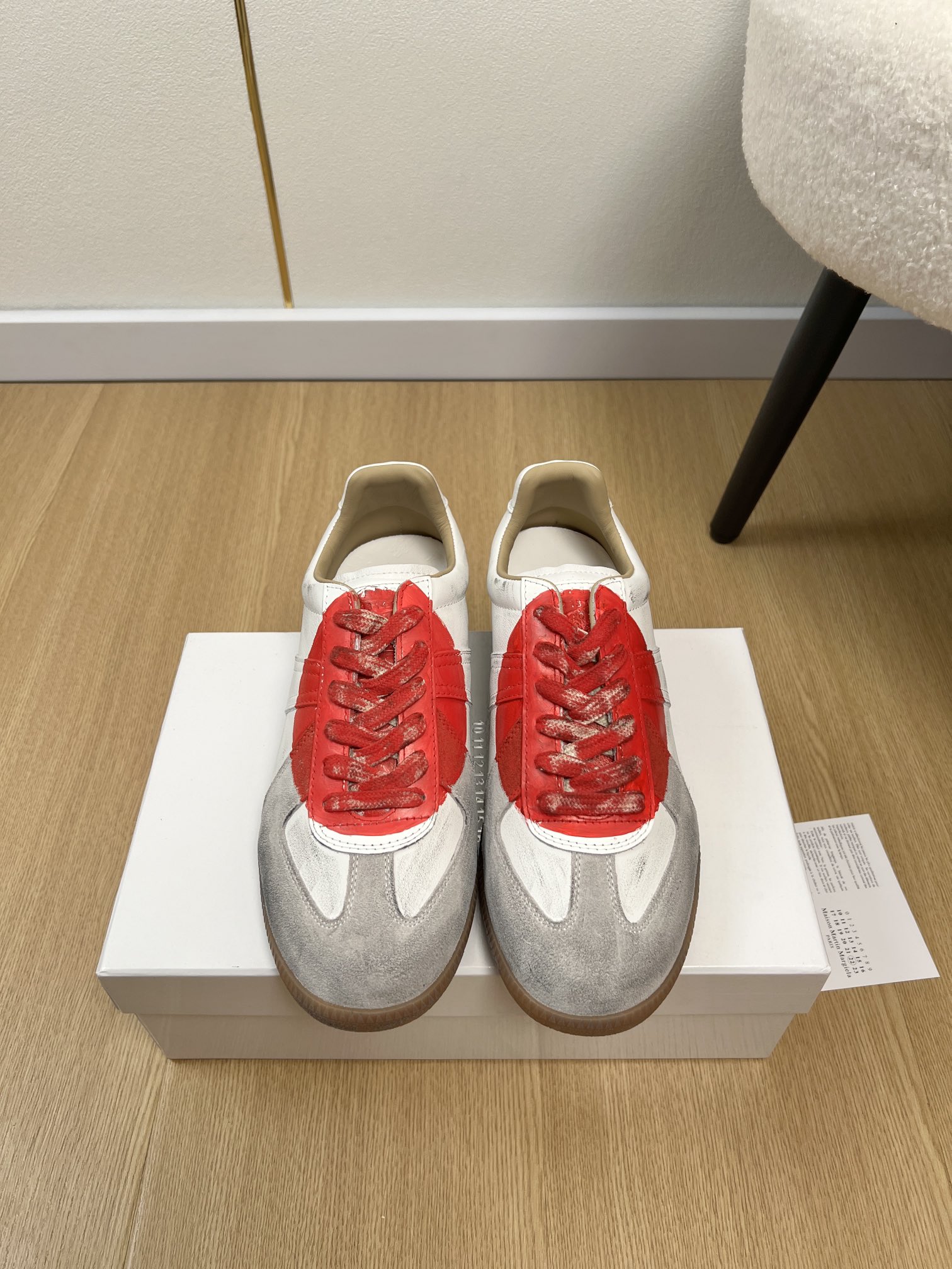 NO:593880,High version of Maison Margiela for couples *Margiela | Spring and summer new products, counter new and new color moral training sneaker series ~ MM6 Margiela classic Forrest Gump retro casual sneakers, a classic and timeless style that can be worn in all seasons!  Casual and casual, the contrasting color splicing of multiple materials doubles the sense of fashion, and the shoelaces and soles echo each other, making it look good and versatile for daily use!  Wear it casually and look classy!  It can be easily matched with various styles!  Upper Original custom cracked cowhide/cowhide spliced cow suede/cowhide Lining Original silk sheepskin Feet Original silk sheepskin Outsole Original open-molded beef tendon rubber outsole Size Women's 35-41 Men's 39-48 (Female 40.41 Men's 39.45.46.47.48 customized) Exploded pattern White graffiti 340 Red Sun 350, casual shoes/sports shoes, masion  margiela,masion margiela,sneakers,cowhide,sheepskin19860909高版本情侣款Maison Margiela *马吉拉 | 春夏新品 专柜新款新配色德训运动鞋系列～ MM6马吉经典阿甘复古休闲运动鞋 四季可穿搭经典不过时的款！休闲又随意,多种材质撞色的拼接,时髦感倍增,鞋带鞋底互相呼应,日常好看又百搭！随便穿搭就可以很高级！搭配各种风格都可轻松驾驭！ 鞋面 原版定制爆裂纹牛皮/牛皮拼接牛反绒/牛皮 内里 原版丝绸羊皮 垫脚 原版丝绸羊皮 大底 原版开模牛筋橡胶大底 码数 女款35-41男款39-48（女40.41男39.45.46.47.48定制） 爆裂纹 白涂鸦340红日350,休闲鞋/运动鞋,masion margiela,masion margiela,sneakers,cowhide,sheepskin,Women's Shoes