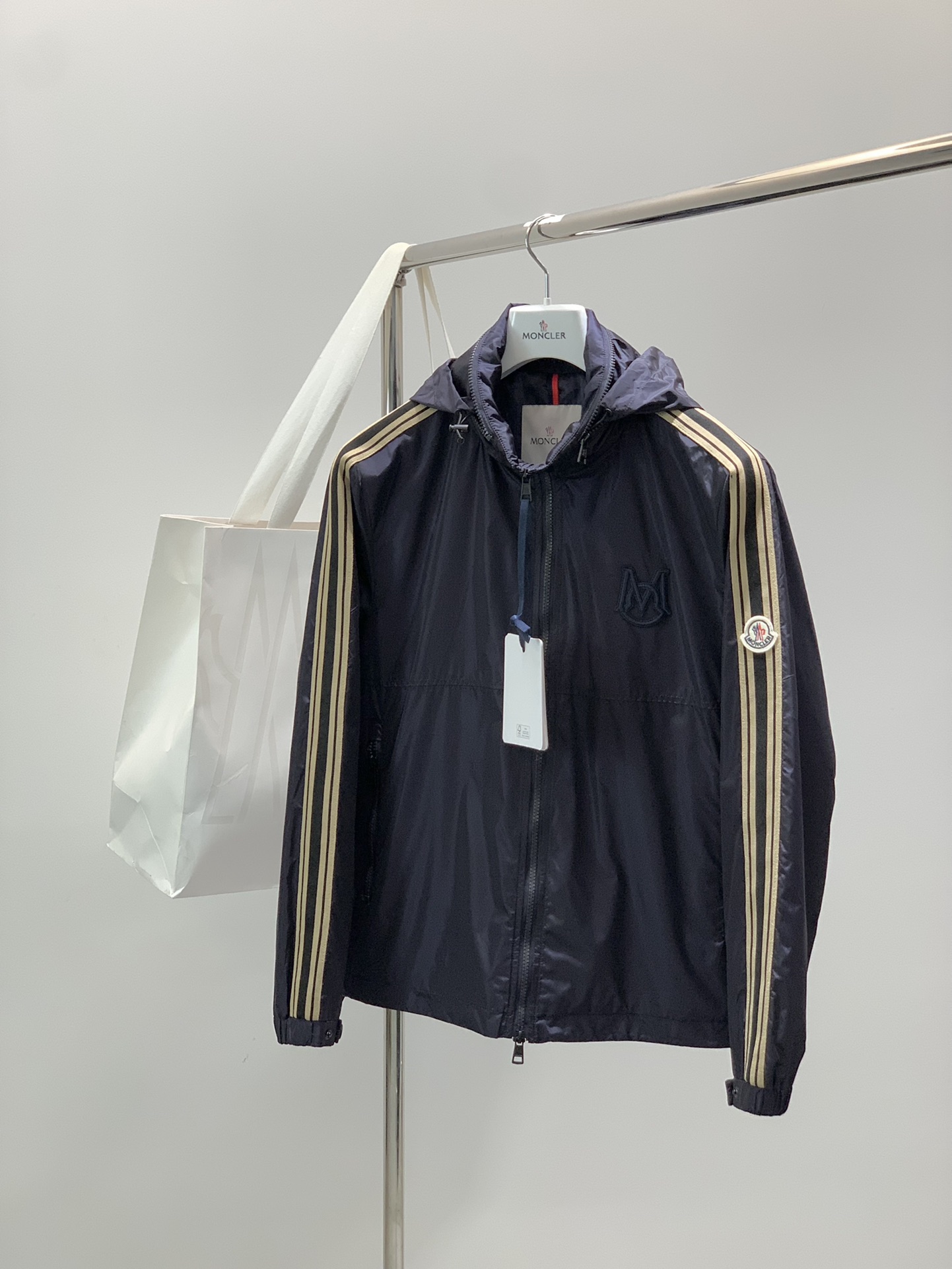 NO:610999,, Moncler Mouth Mouth, the latest 2025 autumn and winter products, available at counters simultaneously, original order, fashionable and casual thin cotton hooded jacket, comfortable for the upper body!  Eye-catching and bright, it uses imported original fabrics, top-notch embroidery crafts letter pattern logo, original hardware accessories decoration, simple yet stylish, fashionable and handsome upper body, 2 colors recommended, code number 1-5, Moncler, jackets & coats, hats, alexander wang19860909,Moncler 蒙口,2025秋冬最新品,专柜同步有售,原单狠货,时尚休闲薄棉连帽外套,上身舒适！吸睛而有亮点,采用进口原版面料,顶级刺绣工艺字母图案logo,原版五金辅料装饰,简单而不失时尚,上身时尚帅气,2色推荐,码数1-5,,Moncler,jackets & coats,hats,alexander wang,Men's clothing