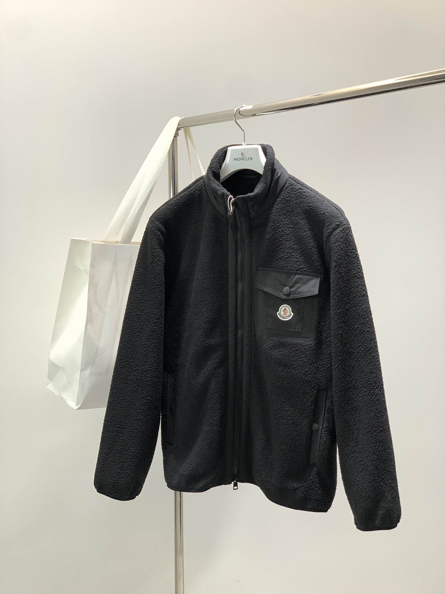 NO:684130,, Moncler muzzle, the latest 2025 winter products, available at counters at the same time, original order, fashionable and casual teddy velvet jacket, comfortable upper body!  Eye-catching and bright, it uses imported original fabrics, top-notch embroidery crafts letter pattern logo, original hardware accessories decoration, simple yet stylish, fashionable and handsome upper body, 2 colors recommended, size M-3XL, Moncler, jackets & coats,19860909,Moncler 蒙口,2025冬季最新品,专柜同步有售,原单狠货,时尚休闲泰迪绒外套,上身舒适！吸睛而有亮点,采用进口原版面料,顶级刺绣工艺字母图案logo,原版五金辅料装饰,简单而不失时尚,上身时尚帅气,2色推荐,码数M-3XL,,Moncler,jackets & coats,,Men's clothing