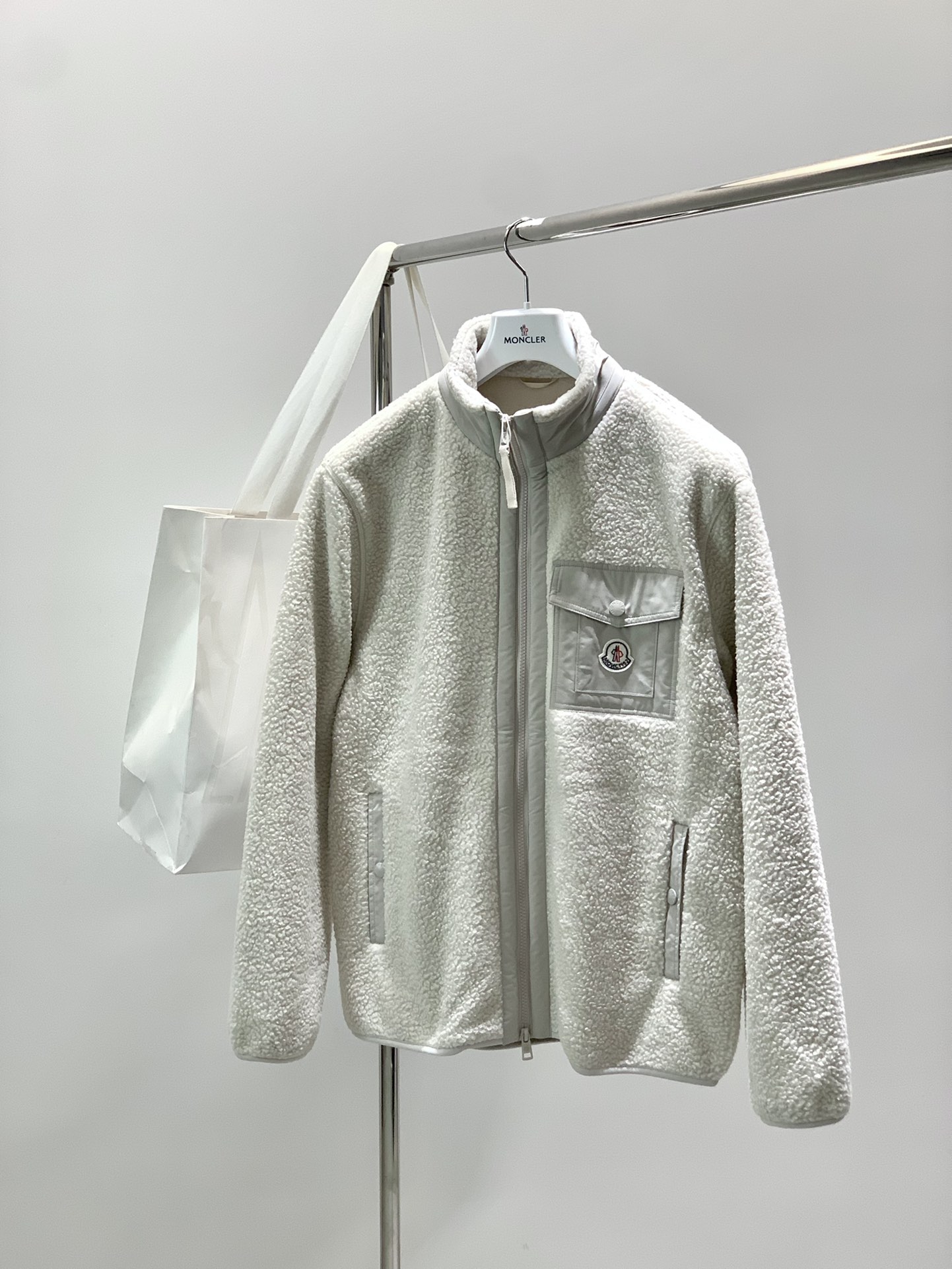 NO:598757,, Moncler muzzle, the latest 2025 winter products, available at counters at the same time, original order, fashionable and casual teddy velvet jacket, comfortable upper body!  Eye-catching and bright, it uses imported original fabrics, top-notch embroidery crafts letter pattern logo, original hardware accessories decoration, simple yet stylish, fashionable and handsome upper body, 2 colors recommended, size M-3XL, Moncler, jackets & coats, alexander wang19860909,Moncler 蒙口,2025冬季最新品,专柜同步有售,原单狠货,时尚休闲泰迪绒外套,上身舒适！吸睛而有亮点,采用进口原版面料,顶级刺绣工艺字母图案logo,原版五金辅料装饰,简单而不失时尚,上身时尚帅气,2色推荐,码数M-3XL,,Moncler,jackets & coats,alexander wang,Men's clothing