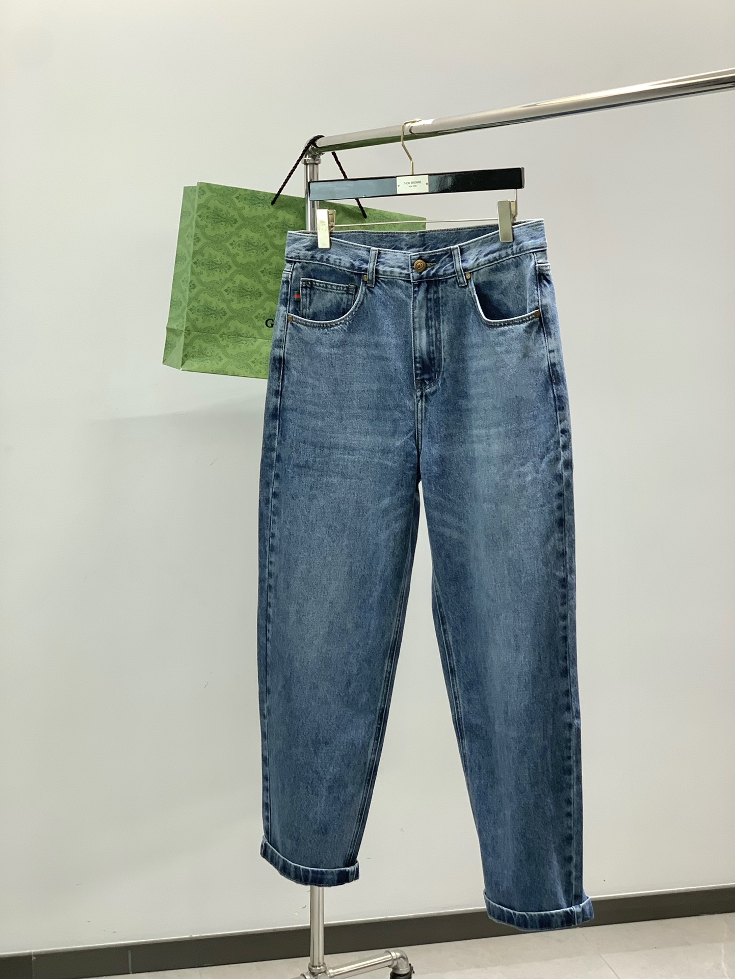 NO:598755,, GUCCI Gucci, 2025 autumn latest products, available at counters simultaneously, original goods, washed casual jeans, imported original washed stretch fabrics, comfortable and elastic, unique design style, top printing technology letter pattern logo, original hardware accessories decoration, extremely high grade, handsome and stylish upper body, size M-3XL,,gucci,gucci,jeans,alexander wang19860909,GUCCI 古驰,2025秋季最新品,专柜同步有售,原单狠货,水洗休闲牛仔裤,进口原版水洗弹力面料,舒适有弹性,独特设计风格,顶级印花工艺字母图案logo,原版五金辅料装饰,档次极高,上身帅气有型,码数M-3XL,,gucci,gucci,jeans,alexander wang,Men's clothing