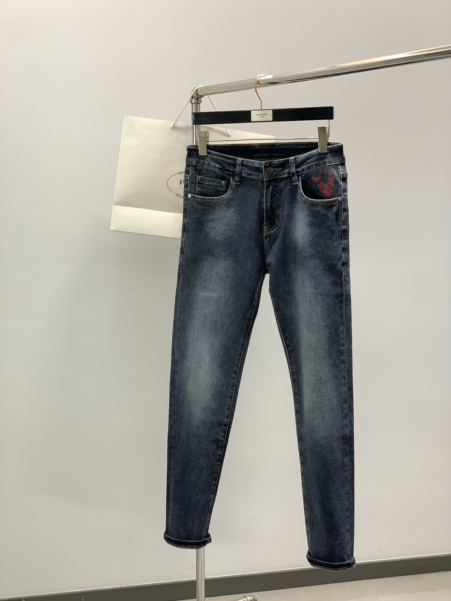 NO:611007,,PRADA Prada, 2025 autumn latest products, available at counters simultaneously, original goods, fashionable and casual washed jeans, imported original washed stretch fabrics, comfortable and elastic, top-grade rubber printing technology letter pattern decoration logo, original hardware accessories decoration, handsome and stylish upper body, code number 28-38,, prada, prada, jeans, alexander wang19860909,PRADA 普拉达,2025秋季最新品,专柜同步有售,原单狠货,时尚休闲水洗牛仔裤,进口原版水洗弹力面料,舒适有弹性,顶级印胶工艺字母图案装饰logo,原版五金辅料装饰,上身帅气有型,码数28-38,,prada,prada,jeans,alexander wang,Men's clothing