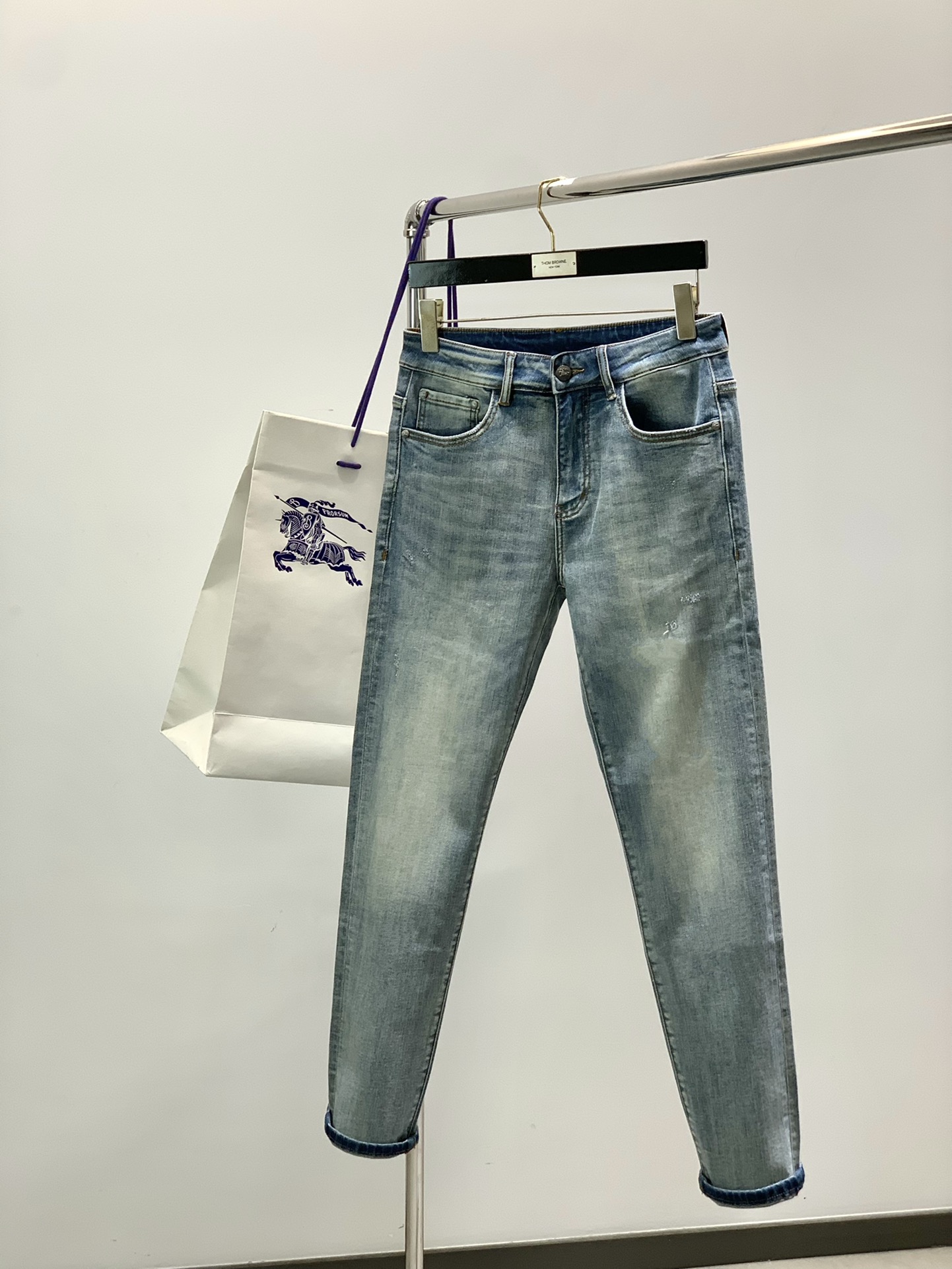 NO:611002,, Burberry, the latest products for autumn 2025, available at counters simultaneously, original goods, fashionable and casual washed jeans, imported original fabrics, comfortable and breathable upper body, top embroidery crafts letter pattern logo, original hardware accessories decoration, extremely high grade, comfortable and versatile, handsome upper body, code number 28-38,, burberry, burberry, jeans, alexander wang19860909,Burberry 巴宝莉,2025秋季最新品,专柜同步有售,原单狠货,时尚休闲水洗牛仔裤,进口原版面料,上身舒适透气,顶级刺绣工艺字母图案logo,原版五金辅料装饰,档次极高,舒适百搭,上身帅气十足,码数28-38,,burberry,burberry,jeans,alexander wang,Men's clothing