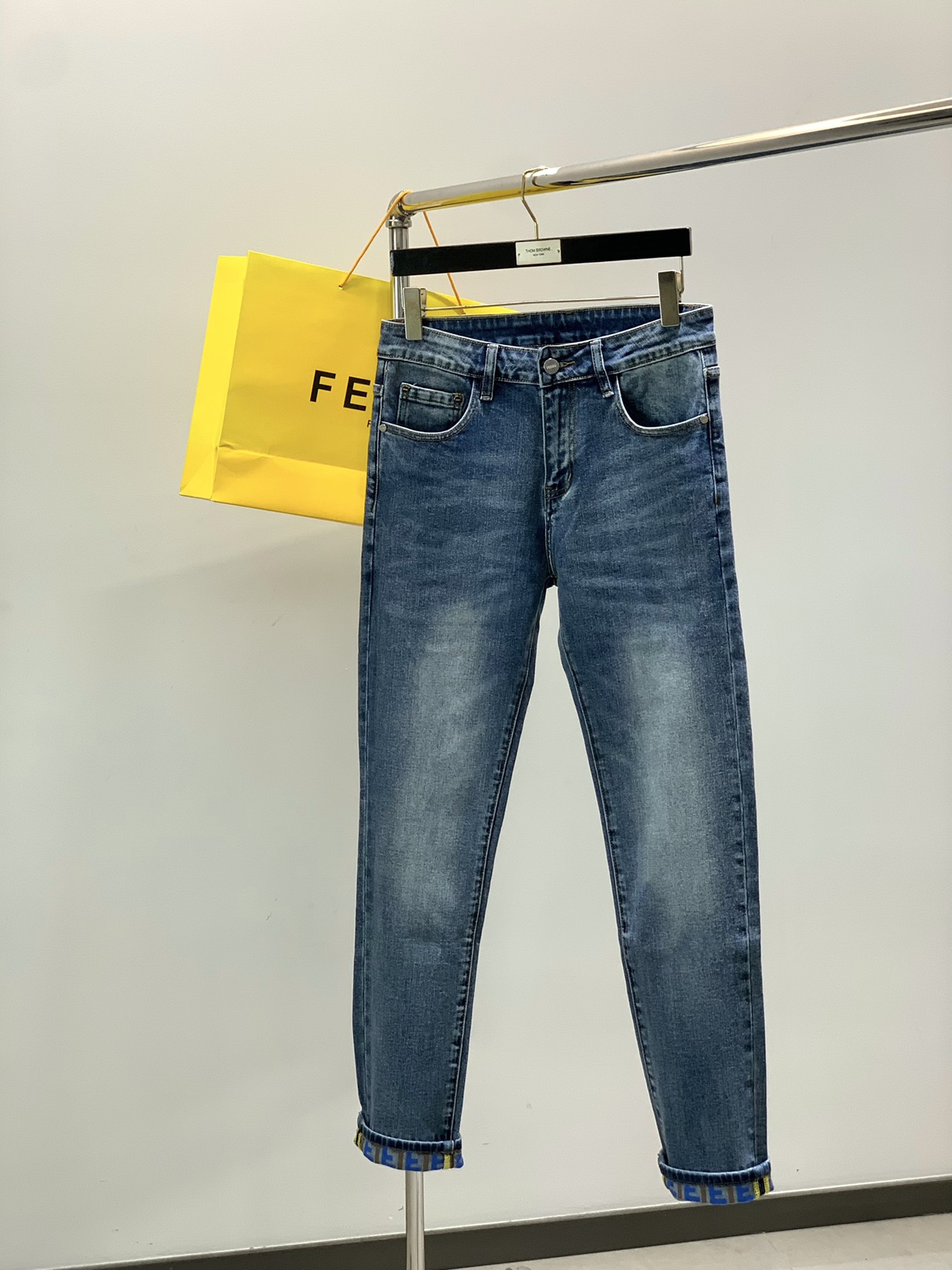 NO:610998,, Fendi Fendi, 2025 autumn latest products, available at counters simultaneously, original goods, washed casual jeans, imported original washed stretch fabrics, comfortable and elastic, top-notch printing and embroidery crafts letter pattern logo, original hardware accessories decoration, unique design, super correct version, extremely high grade, handsome and stylish upper body, code number 28-38, no 37,,fendi,fendi,jeans,alexander wang19860909,Fendi 芬迪,2025秋季最新品,专柜同步有售,原单狠货,水洗休闲牛仔裤,进口原版水洗弹力面料,舒适有弹性,顶级印花刺绣工艺字母图案logo,原版五金辅料装饰,独特设计,版型超正,档次极高,上身帅气有型,码数28-38,无37,,fendi,fendi,jeans,alexander wang,Men's clothing