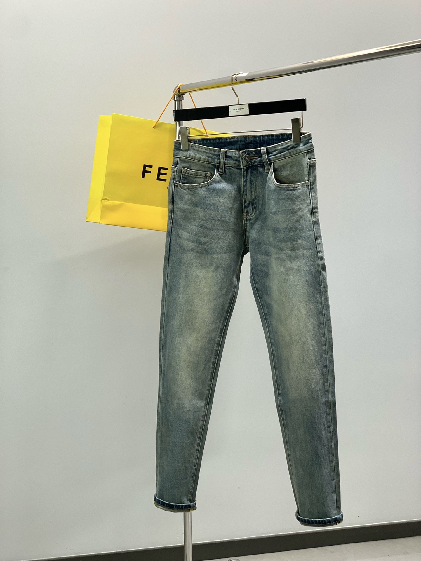 NO:610993,, Fendi Fendi, 2025 autumn latest products, available at counters simultaneously, original goods, washed casual jeans, imported original washed stretch fabrics, comfortable and elastic, top-notch printing technology letter pattern logo, original hardware accessories decoration, unique design, super correct version, extremely high grade, handsome and stylish upper body, code number 28-38, no 37,,fendi,fendi,jeans,alexander wang19860909,Fendi 芬迪,2025秋季最新品,专柜同步有售,原单狠货,水洗休闲牛仔裤,进口原版水洗弹力面料,舒适有弹性,顶级印花工艺字母图案logo,原版五金辅料装饰,独特设计,版型超正,档次极高,上身帅气有型,码数28-38,无37,,fendi,fendi,jeans,alexander wang,Men's clothing