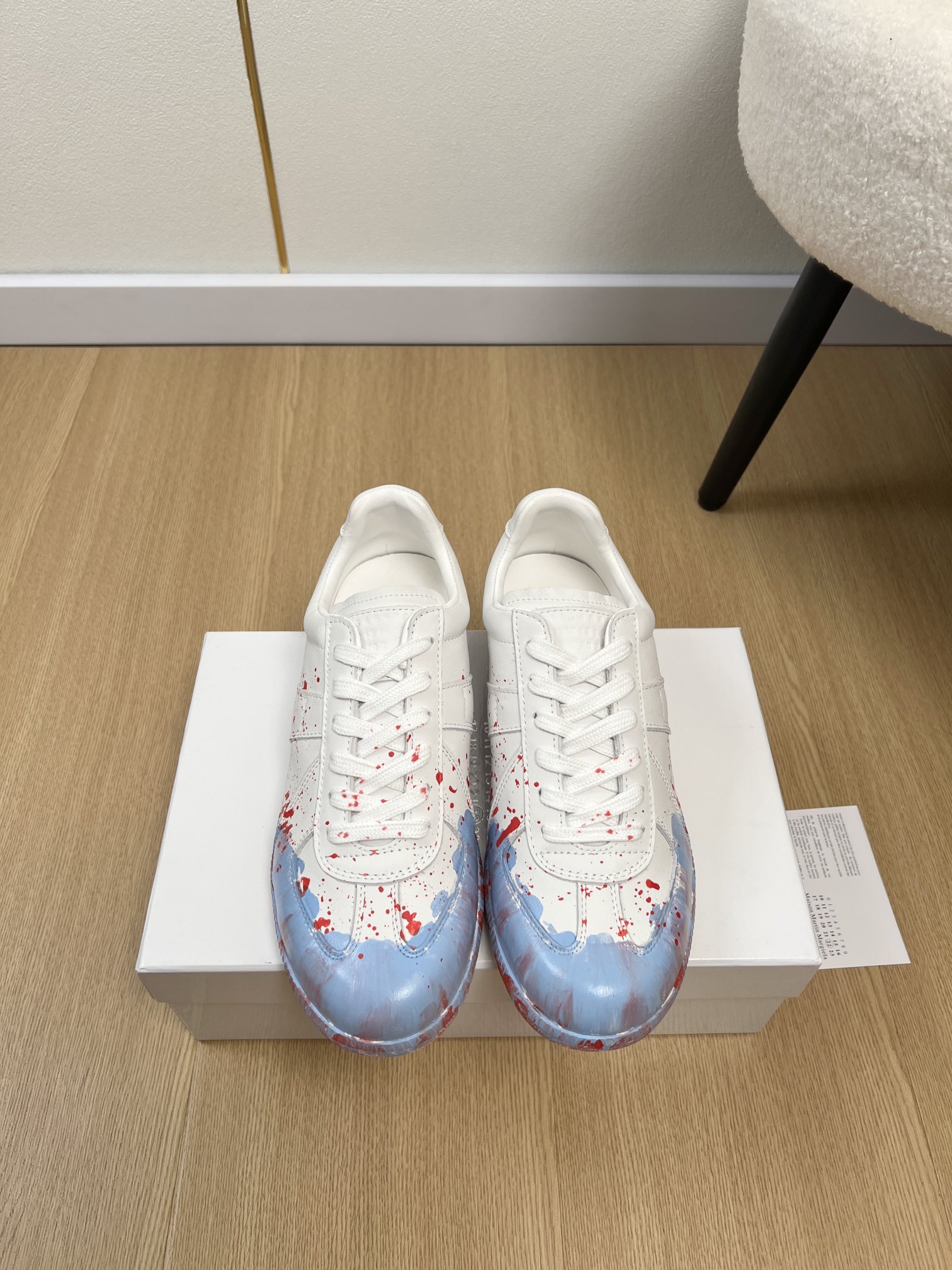 NO:593882,High version of Maison Margiela for couples *Margiela | Spring and summer new products, counter new and new color hand-painted graffiti moral training sneaker series ~ MM6 Margiela classic Forrest Gump retro casual sneakers, a classic and timeless style that can be worn in all seasons!  Casual and casual, the contrasting color splicing of multiple materials doubles the sense of fashion, and the shoelaces and soles echo each other, making it look good and versatile for daily use!  Wear it casually and look classy!  It can be easily matched with various styles!  Upper original customized cowhide + cow suede (hand-painted graffiti) lining original silk sheepskin foot pads original silk sheepskin outsole original open-molded tendon rubber outsole size women's 35-41 men's 39-48 (women's 40.41 men's 39.45.46.47.48 customized), casual shoes/sports shoes, masion margiela, masion margiela, sneakers, cowhide, sheepskin19860909高版本情侣款Maison Margiela *马吉拉 | 春夏新品 专柜新款新配色手绘涂鸦德训运动鞋系列～ MM6马吉经典阿甘复古休闲运动鞋 四季可穿搭经典不过时的款！休闲又随意,多种材质撞色的拼接,时髦感倍增,鞋带鞋底互相呼应,日常好看又百搭！随便穿搭就可以很高级！搭配各种风格都可轻松驾驭！ 鞋面 原版定制牛皮+牛反绒（手绘涂鸦） 内里 原版丝绸羊皮 垫脚 原版丝绸羊皮 大底 原版开模牛筋橡胶大底 码数 女款35-41男款39-48（女40.41男39.45.46.47.48定制）,休闲鞋/运动鞋,masion margiela,masion margiela,sneakers,cowhide,sheepskin,Women's Shoes