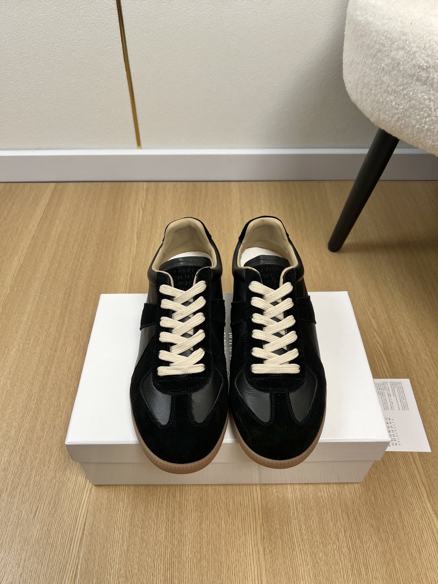 NO:593884,High version of Maison Margiela for couples *Margiela | Spring and summer new products, counter new and new color moral training sneaker series ~ MM6 Margiela classic Forrest Gump retro casual sneakers, a classic and timeless style that can be worn in all seasons!  Casual and casual, the contrasting color splicing of multiple materials doubles the sense of fashion, and the shoelaces and soles echo each other, making it look good and versatile for daily use!  Wear it casually and look classy!  It can be easily matched with various styles!  Upper Original customized cowhide + suede Lining Original silk sheepskin Feet Original silk sheepskin Outsole Original open-molded beef tendon rubber outsole Size number Women's 35-41 Men's 39-48 (women's 40.41 men's 39.45.46.47.48 customized) Women's men's 300, casual shoes/sports shoes, masion margiela, masion  margiela,sneakers,cowhide,sheepskin19860909高版本情侣款Maison Margiela *马吉拉 | 春夏新品 专柜新款新配色德训运动鞋系列～ MM6马吉经典阿甘复古休闲运动鞋 四季可穿搭经典不过时的款！休闲又随意,多种材质撞色的拼接,时髦感倍增,鞋带鞋底互相呼应,日常好看又百搭！随便穿搭就可以很高级！搭配各种风格都可轻松驾驭！ 鞋面 原版定制牛皮+牛反绒 内里 原版丝绸羊皮 垫脚 原版丝绸羊皮 大底 原版开模牛筋橡胶大底 码数 女款35-41男款39-48（女40.41男39.45.46.47.48定制） 女款 男款300,休闲鞋/运动鞋,masion margiela,masion margiela,sneakers,cowhide,sheepskin,Women's Shoes