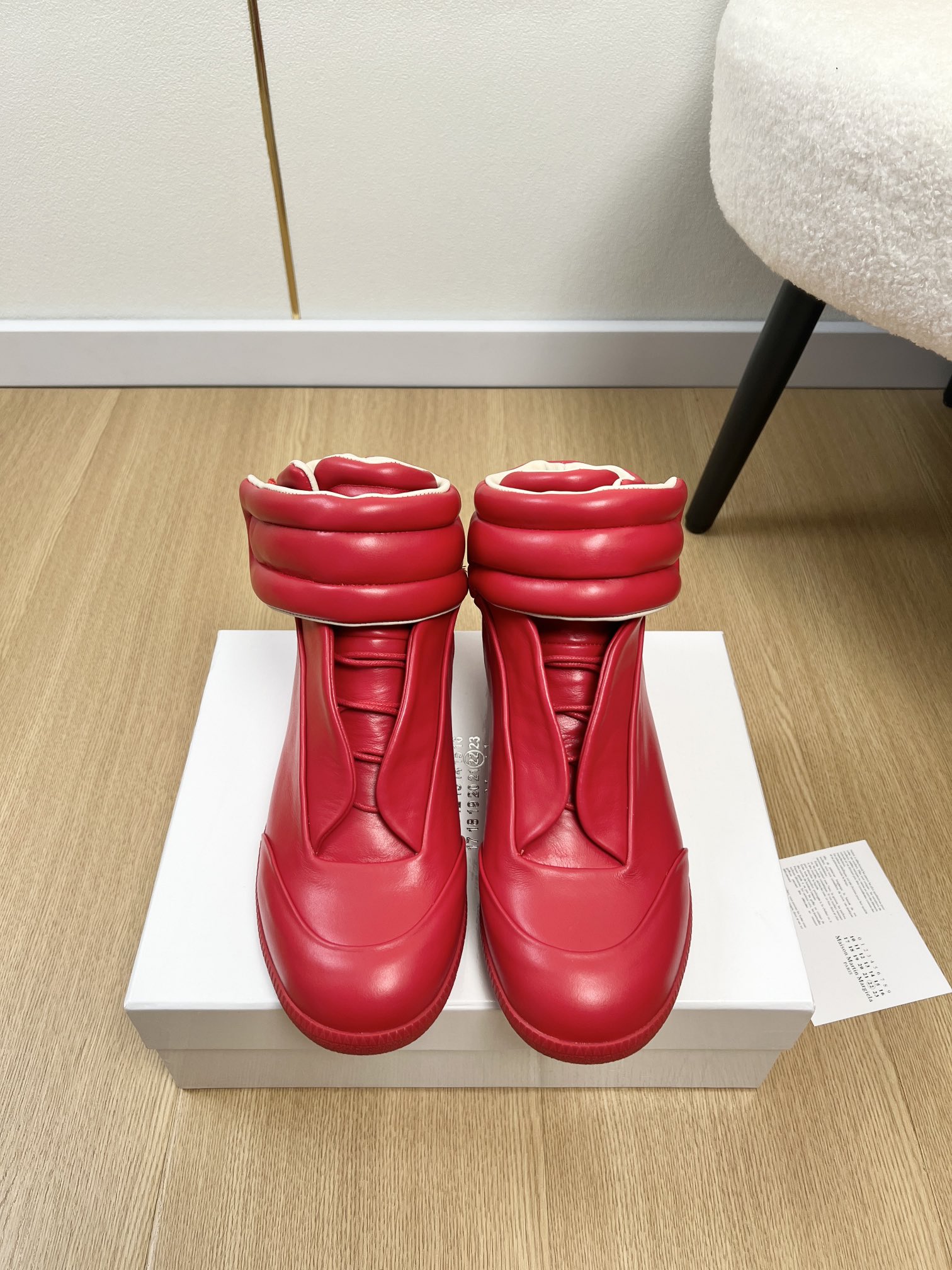 NO:593876,High version of Maison Margiela *Margiela | New products for autumn and winter. The new Velcro mid-top moral training sneakers series at the counter ~ MM6 Margiela classic Forrest Gump retro casual sneakers, a classic and timeless style that can be worn in all seasons!  Casual and casual, the contrasting color splicing of multiple materials doubles the sense of fashion, and the shoelaces and soles echo each other, making it look good and versatile for daily use!  Wear it casually and look classy!  It can be easily matched with various styles!  Upper Original customized cowhide Lining Original silk sheepskin Feet Original silk sheepskin Outsole Original open-molded beef tendon rubber outsole Size Men's 39-44 (customized 45.46.47.48) (note custom code 45-48) 360, boots, masion margiela, masion margiela, boots, sneakers, cowhide, sheepskin19860909高版本Maison Margiela *马吉拉 | 秋冬新品 专柜新款魔术贴中帮德训运动鞋系列～ MM6马吉经典阿甘复古休闲运动鞋 四季可穿搭经典不过时的款！休闲又随意,多种材质撞色的拼接,时髦感倍增,鞋带鞋底互相呼应,日常好看又百搭！随便穿搭就可以很高级！搭配各种风格都可轻松驾驭！ 鞋面 原版定制牛皮 内里 原版丝绸羊皮 垫脚 原版丝绸羊皮 大底 原版开模牛筋橡胶大底 码数 男款39-44（45.46.47.48定制） （注定制码45-48）360,靴子,masion margiela,masion margiela,boots,sneakers,cowhide,sheepskin,Women's Shoes