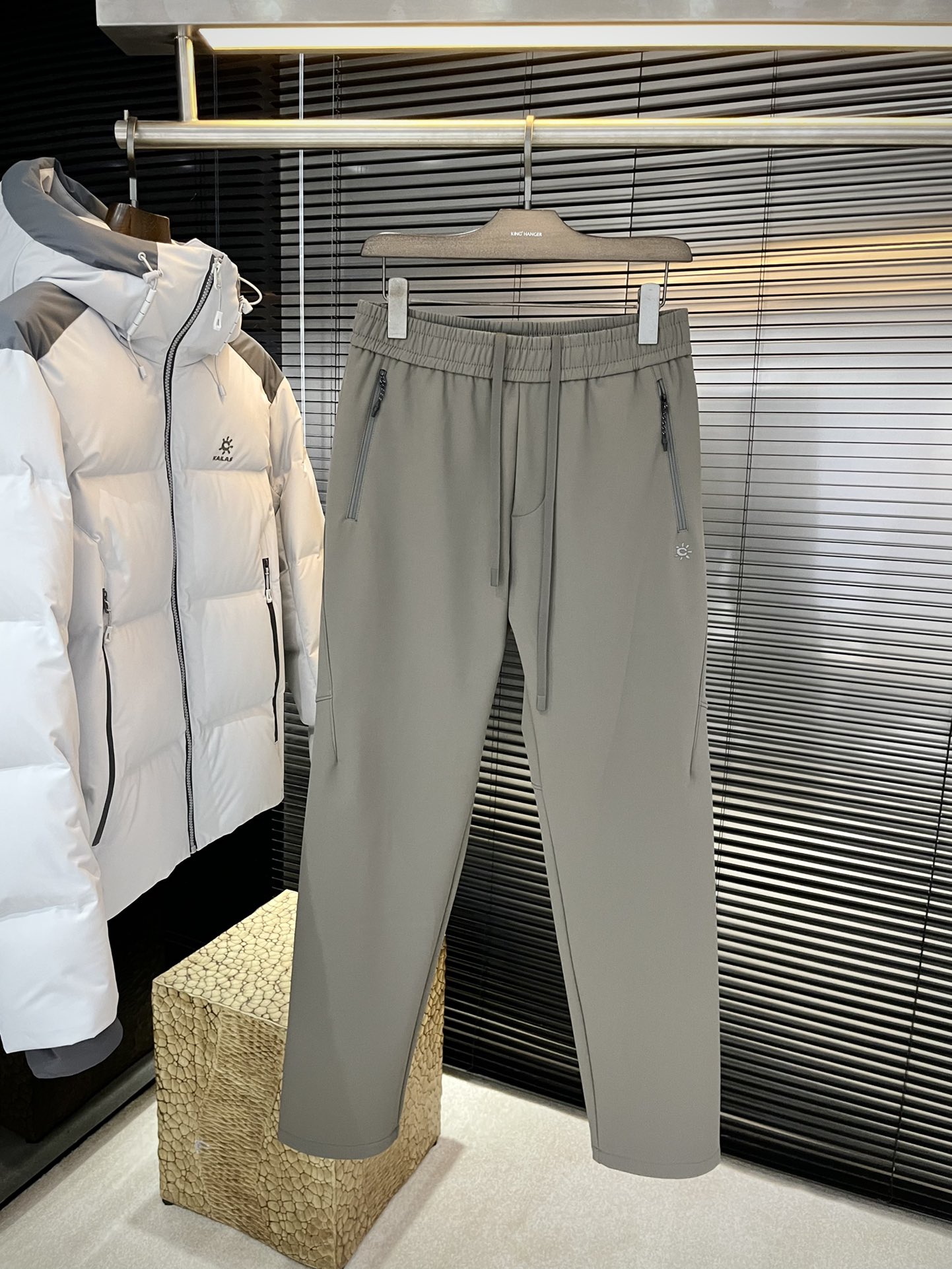 NO:598682,P KAILAS (Kaile Shidagu) 2025 new autumn style, the latest casual pants at the counter. The original pants type is casual and versatile, with a casual and lazy style. The original imported nylon fabric is customized. The fabric is comfortable, with a strong sense of quality, and the upper body effect is excellent. The comfort is overwhelming. The brand pattern embroidery is embellished. The embroidery is fine, restored one to one... High-end atmosphere, the ultimate product in quality. Do you have the taste of autumn? The first choice for autumn casual pants. Everyone must enter... Size number  29-38 (37) purchasing agent level,,alexander wang19860909P  KAILAS（凯乐石达古） 2025秋季新款,专柜最新休闲裤.原版裤型上身休闲百搭、随性慵懒范,定制原版进口锦纶面料 面料舒适,品质感极强,上身效果极佳 舒适感爆棚. 品牌图案刺绣点缀 刺绣精细,一比一还原…高端大气,品质中的臻品 秋天的的味道有没有,秋季休闲裤首选 .人手必入……码数 29-38（37）代购级别,,alexander wang,Men's clothing