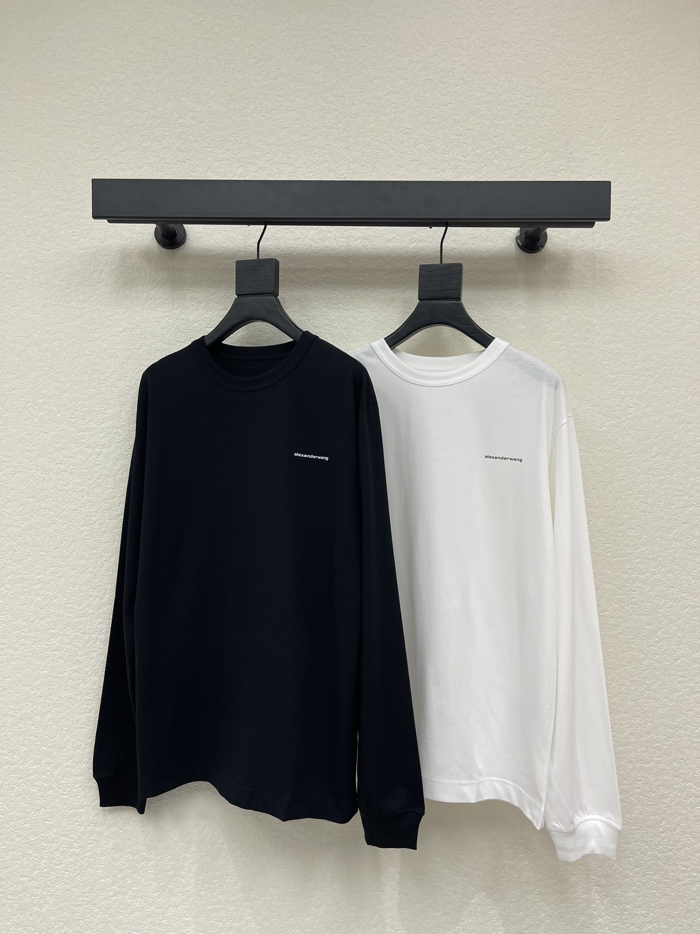 NO:605898,Alexander  wan*25 new letter-printed round-neck long-sleeved T-shirt. Customized YB imported cotton poplin material, silky and skin-friendly, full of texture. The round-neck long-sleeved top is cut and made of heavyweight pure cotton. It has a full sense of drape and looks slim and fashionable. The washing process is used to restore the uniform black and white color, and the letter emblem is printed on the chest.  The logo decoration collides with the color of the body, and the sense of fashion and high-end is immediately apparent, creating a personalized style. It is fashionable and loose, and the cuffs are tightened with threads. It is convenient and neat to wear. It is a fashionable item that can be worn alone or as an inner layer. It can be worn by both men and women. SML,, tees, t-shirt, alexander  wang19860909Alexander wan*25新款字母印花圆领长袖T恤.定制YB进口棉府绸材质,丝滑亲肤,质感十足,圆领长袖上衣裁剪,采用克重纯棉制成,垂坠感十足,穿搭显瘦时尚,利用水洗工艺还原均匀黑白本色,胸前印花字母徽标装饰,与大身颜色碰撞,时尚高级感立现,打造个性风格,时髦松弛,袖口螺纹束紧,穿搭便捷利落,一款单穿内搭都出彩时髦单品,男女均可驾驭.SML,,tees，t-shirt,alexander wang,Women's clothing