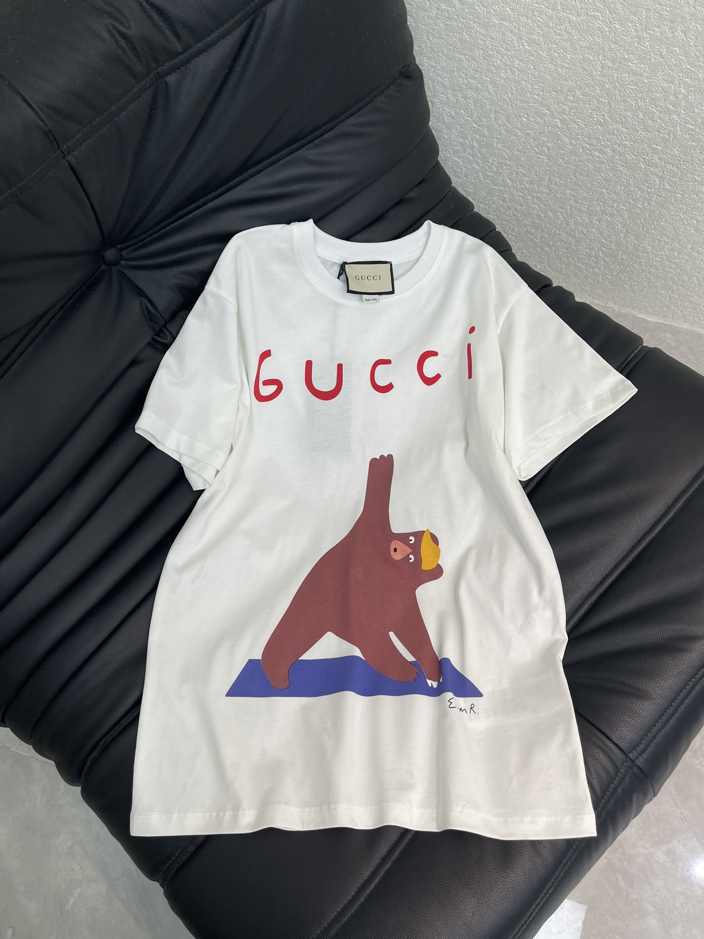 NO:591203,Gucc*26 early spring new animal letter print short-sleeved T-shirt. Pure cotton fabric. High-density fashionable sports style. Every daily wear. Playful and age-reducing design elements full of vitality. High quality. Size SML A,,gucci,T-shirt,tees,t-shirt,alexander wang19860909Gucc*26早春新款动物字母印花短袖T恤 纯棉面料 高密度时髦运动风 每个日常的穿搭 俏皮减龄充满元气的设计元素 高品质 尺码SML A,,gucci,T-shirt,tees，t-shirt,alexander wang,Women's clothing