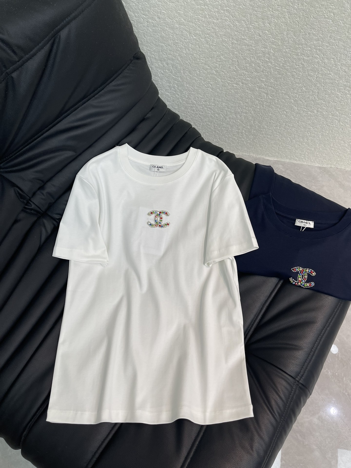 NO:591209,Chane*26 new early spring heavy-duty colored diamond short-sleeved T-shirt. High-order mercerized cotton fabric. Skin-friendly, breathable and comfortable. Iconic logo pattern is low-key and luxurious. Age-reducing girlhood!  A must-have artifact for Bai Fumei!  The classic version is versatile and easy to wear. It is highly recommended to keep it for yourself!  The workmanship quality depends on the details SML,,chanel,T-shirt,tees,t-shirt,alexander wang19860909Chane*26早春新品重工彩钻短袖T恤 高订丝光棉面料 亲肤透气舒适 标志性logo图案低调奢华 减龄少女时代！白富美必备神器！ 经典版型百搭不挑人 强烈推荐自留款！ 做工品质看细节 SML,,chanel,T-shirt,tees，t-shirt,alexander wang,Women's clothing