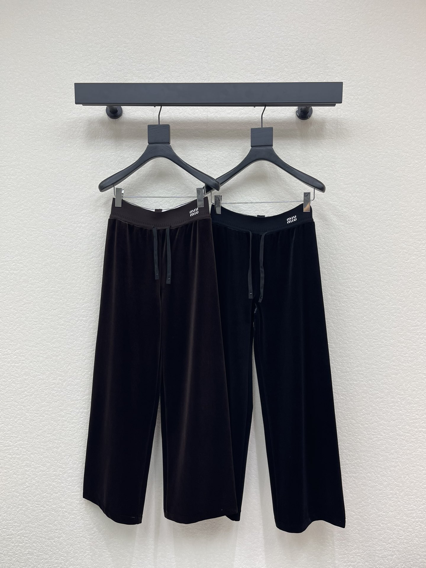 NO:591770,Miumi*25 new drawstring elastic waist plus velvet casual pants. High-quality fabric texture, soft, delicate and comfortable. Contrast color letter decoration, low-key luxury, age-reducing girlhood!  A must-have artifact for Bai Fumei!  The classic version is versatile and easy to wear. It is highly recommended to keep it for yourself!  The quality of workmanship depends on the details SML A,,miumiu,alexander wang19860909Miumi*25新款抽绳松紧腰加绒丝绒休闲裤 高品质面料质感柔软细腻舒适. 撞色字母装饰 低调奢华 减龄少女时代！白富美必备神器！ 经典版型百搭不挑人 强烈推荐自留款！ 做工品质看细节 SML A,,miumiu,alexander wang,Women's clothing