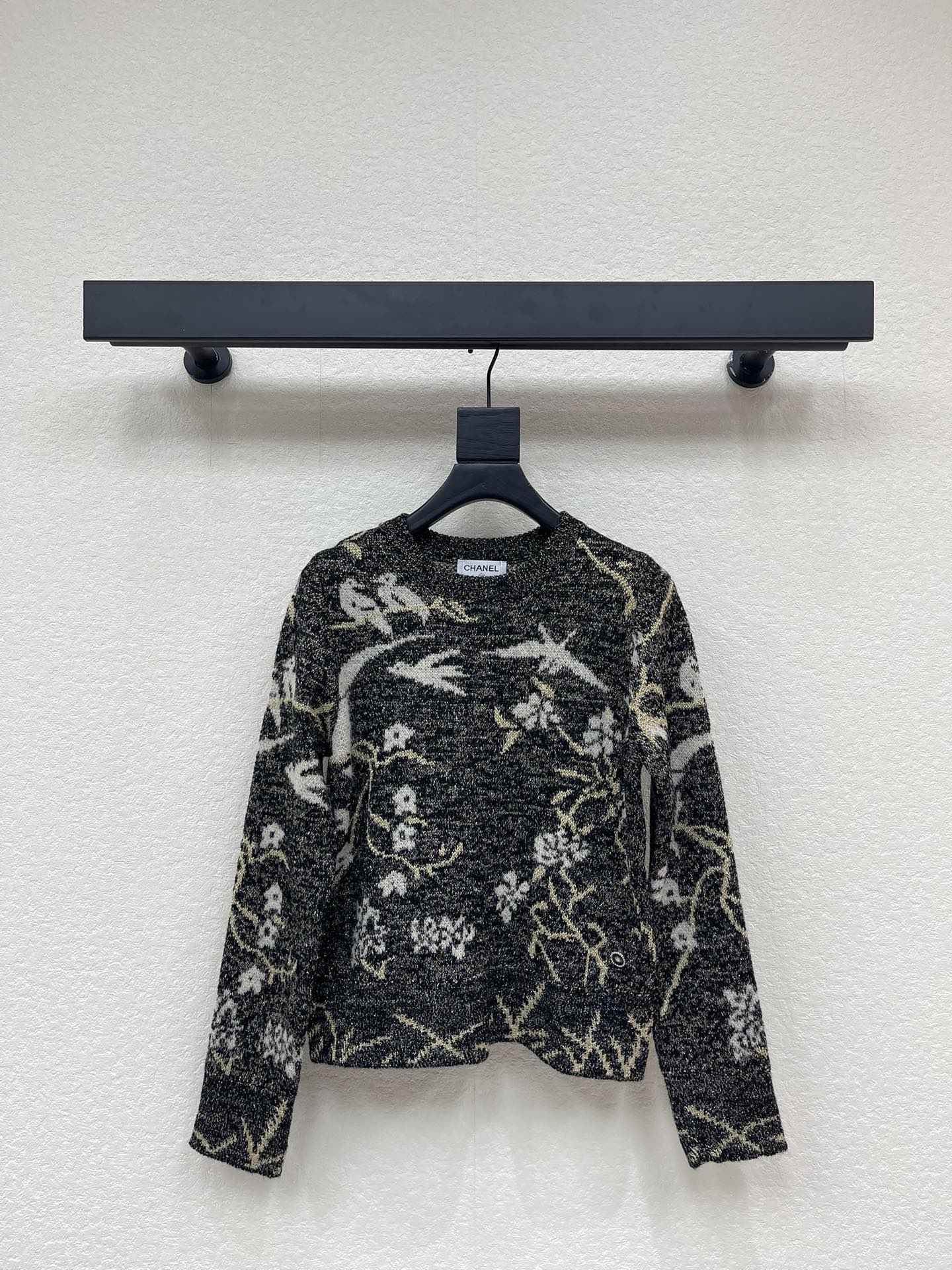 NO:592107,Chane*25 new autumn and winter new Chinese style crochet knitted sweater. Customized YB wool yarn weaving. Density fine knitting. Clear hairy texture. Comfortable and skin-friendly. Threaded round neck and dropped shoulders. It gives a lazy and relaxed feeling. The cuffs and hem are threaded in the same color. Full elasticity. Comfortable to wear. The whole body crochet process restores the mosaic and leaf swallow pattern. Decorated with silver thread rhinestone waist and side buckles. Gorgeous yet new Chinese style. Rich design layering. Regular loose fit.  Tolerant body shape and fashionable style SML,,chanel,sweaters,alexander wang19860909Chane*25秋冬新款新中式钩花针织毛衣.定制YB羊毛纱线织造 密度细针织造 清晰毛感肌理 舒适亲肤 螺纹圆领落肩剪裁 穿出慵懒松弛感 袖口衣摆同色螺纹收边 弹性十足 穿着舒适 通体钩花工艺还原花叶燕子图案 搭配银丝线水钻腰侧扣装饰 华丽不失新中式风格 丰富设计层次感 常规宽松版型 包容身材 穿搭风格时髦 SML,,chanel,sweaters,alexander wang,Women's clothing