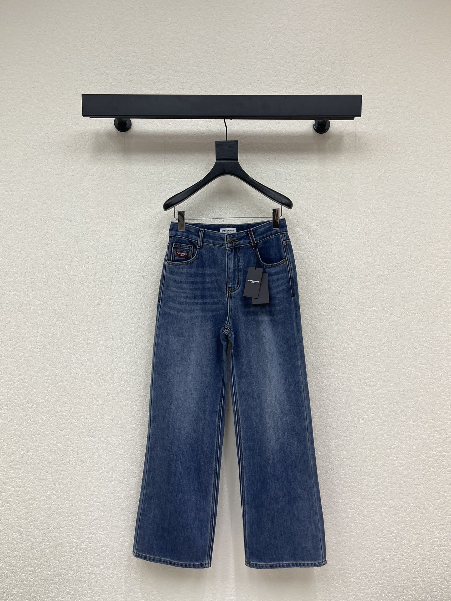 NO:605486,Ysl* embroidered fleece straight-leg jeans Customized YB twill cotton denim fabric Crafted wash treatment Pocket embroidery logo design Fleece lining No pressure in winter Soft and comfortable material Straight-leg fit Slim-fitting leg shape SML A,,saint laurent,jeans,alexander wang19860909Ysl*刺绣抓毛直筒裤牛仔裤 定制YB斜纹棉牛仔面料 工艺洗水处理 口袋刺绣logo标设计 内里抓毛 冬天无压力 材质柔软舒适 直筒版型 修身腿型 SML A,,saint laurent,jeans,alexander wang,Women's clothing