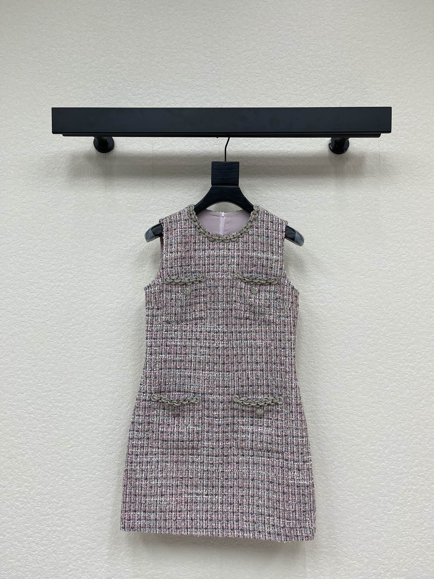 NO:591212,Self-portr*it25 new fall and winter product SP heavy-duty diamond chain tweed small fragrant four-pocket round-neck sleeveless dress. The fabric has its own texture. The heavy-duty diamond jewelry refracts with the light and shimmers. The upper body is noble and noble. You can wear it for dating and commuting with a sense of sophistication. The hem is stitched with pleats and is exquisite and sweet. It perfectly interprets the gentle and elegant daughter SML A,,skirts,alexander wang19860909Self-portr*it25秋冬新品SP重工钻饰链条粗花呢小香风四口袋圆领无袖连衣裙 面料自带肌理感 重工钻饰随光折射细碎光泽上身就是贵气本贵 约会通勤都能穿出精致感 下摆拼接百褶精致甜美 完美演绎温柔优雅千金 SML A,,skirts,alexander wang,Women's clothing